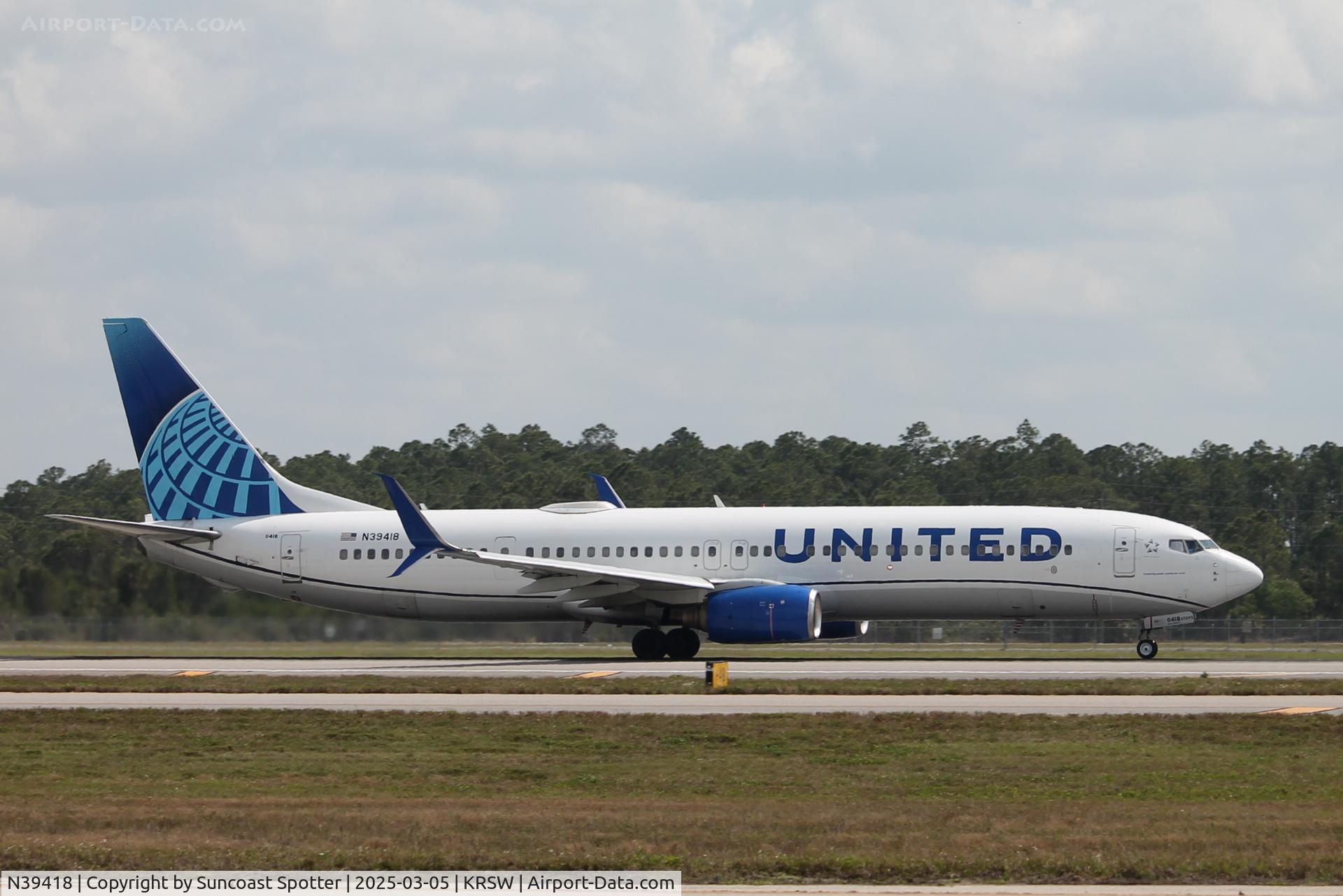 N39418, 2008 Boeing 737-924/ER C/N 33456, United Flight 1385 departs Southwest Florida International Airport enroute to Newark-Liberty International Airport