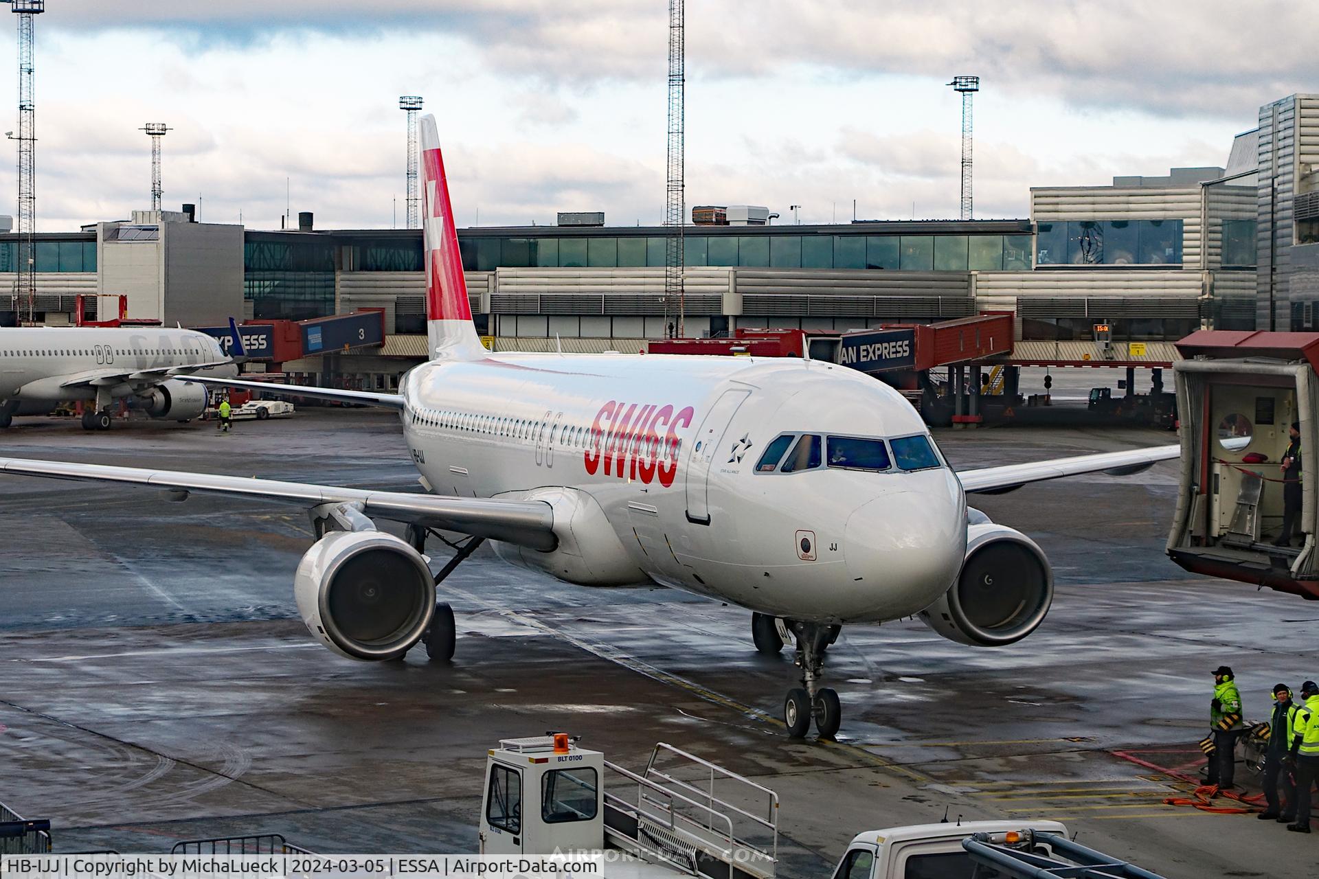 HB-IJJ, 1996 Airbus A320-214 C/N 585, At Arlanda