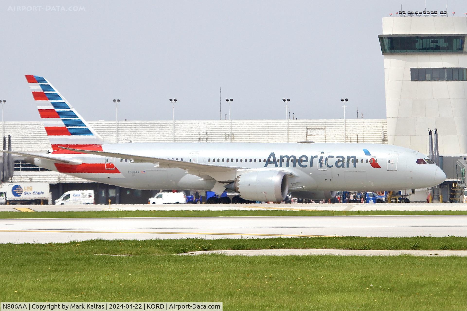 N806AA, 2015 Boeing 787-8 Dreamliner C/N 40624, B788 American Airlines Boeing 787-8 Dreamliner N806AA at O'Hare