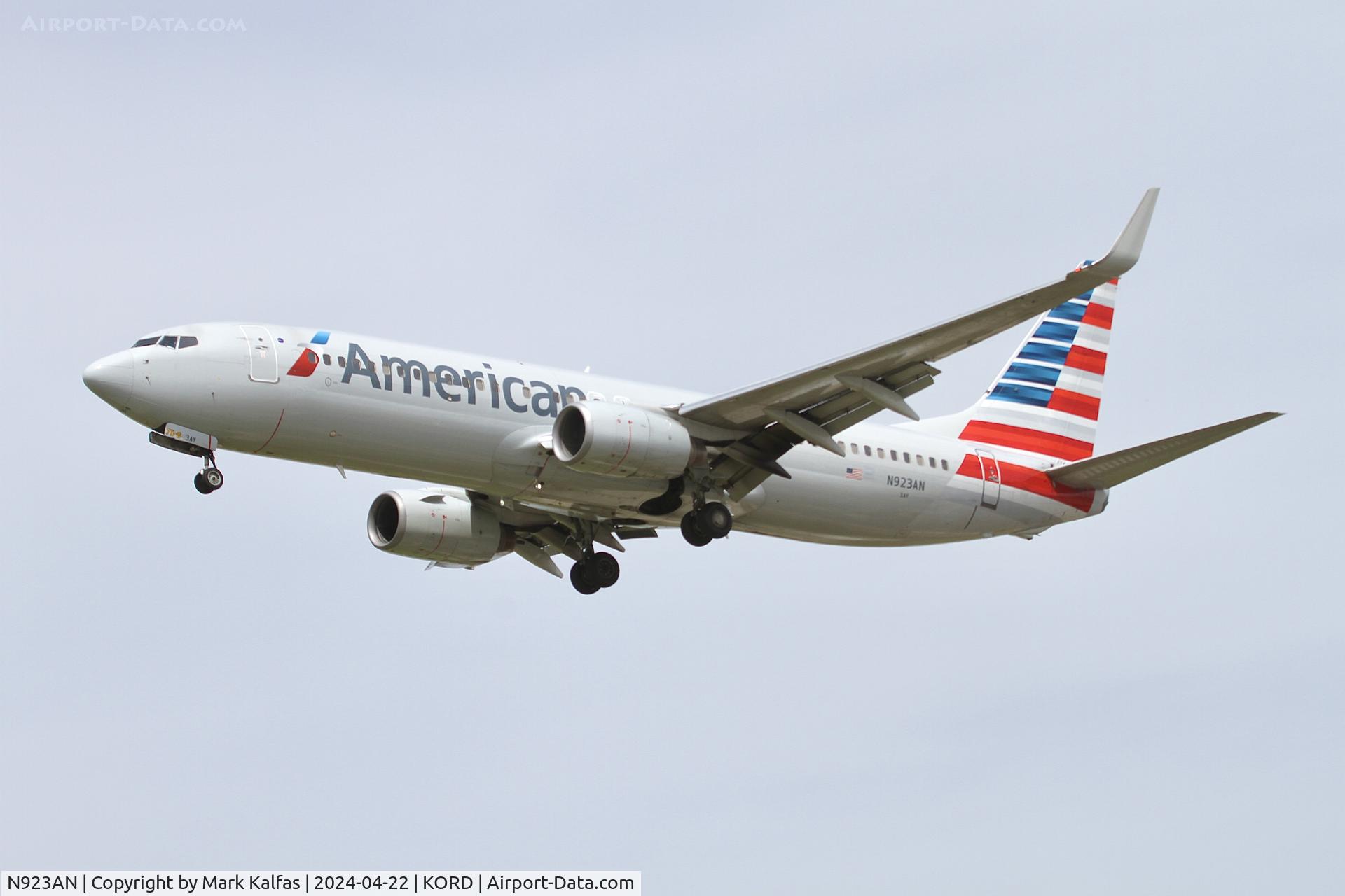 N923AN, 1999 Boeing 737-823 C/N 29524, B738 American Airlines Boeing 737-823 N923AN 28C approach KORD