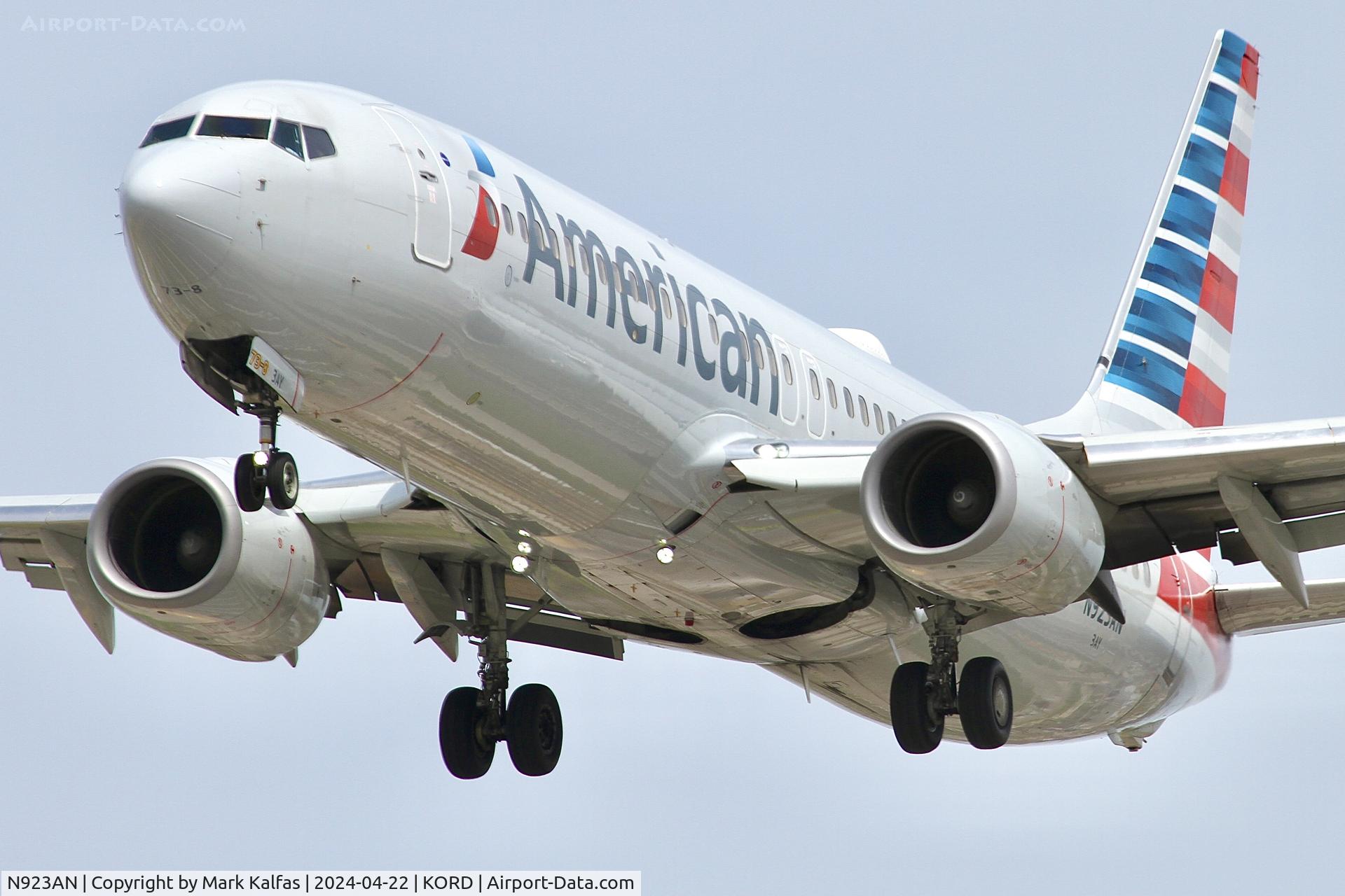 N923AN, 1999 Boeing 737-823 C/N 29524, B738 American Airlines Boeing 737-823 N923AN 28C approach KORD
