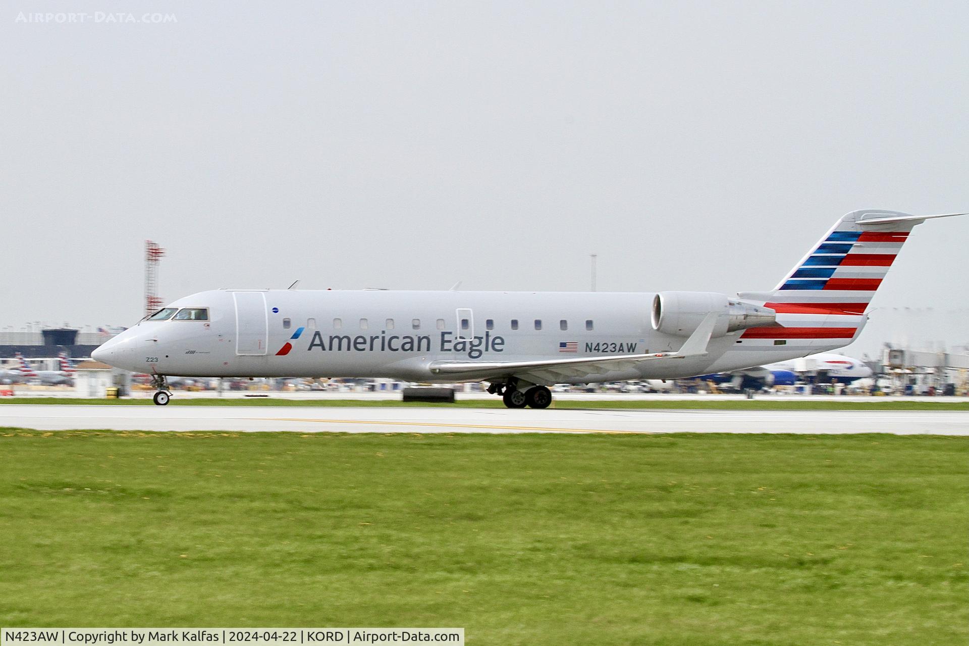 N423AW, 2002 Bombardier CRJ-200LR (CL-600-2B19) C/N 7636, CRJ2 AIR WISCONSIN /AMERICAN EAGLE CRJ-200 N423AW departing 22L KORD