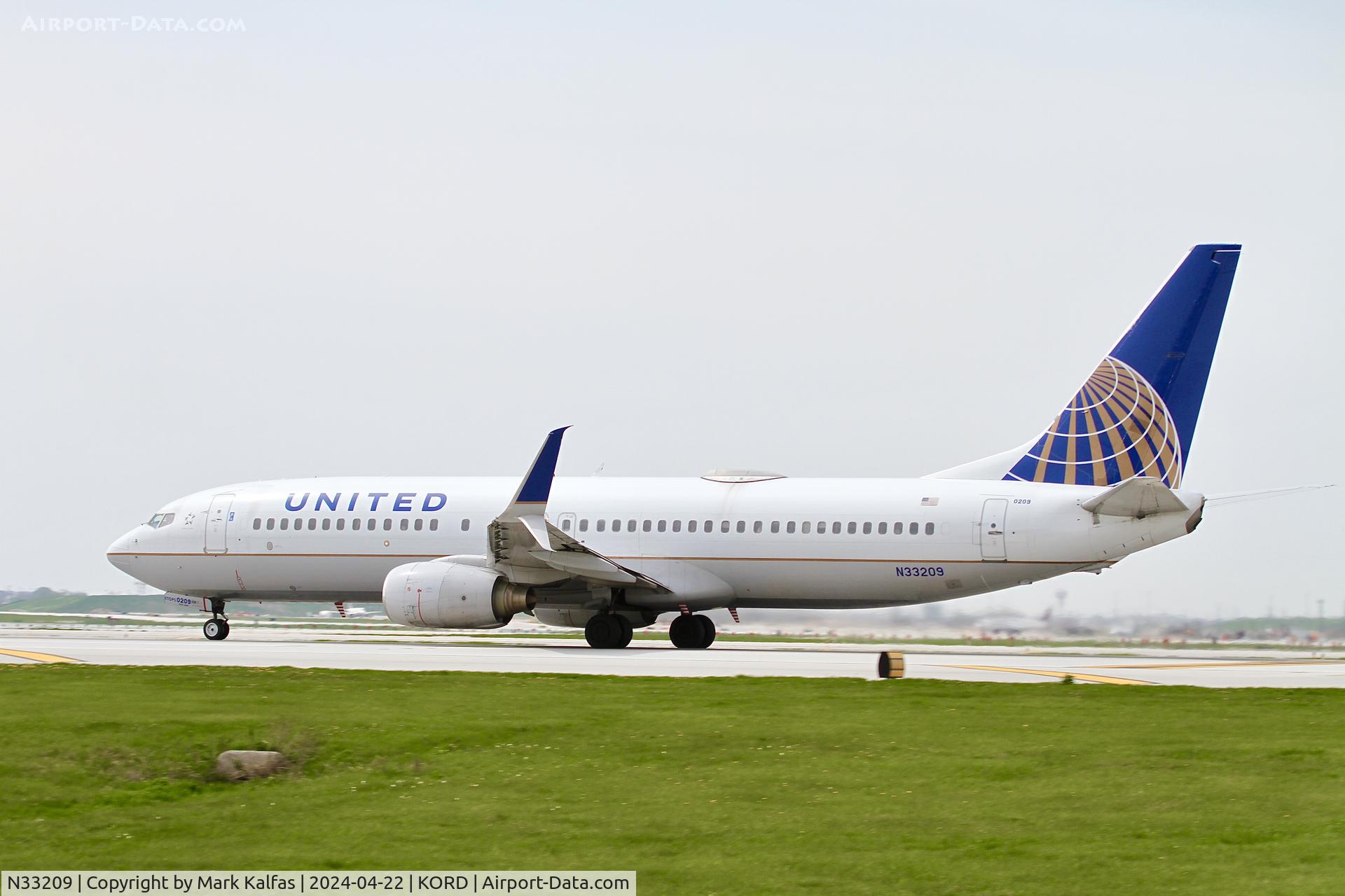 N33209, 2000 Boeing 737-824 C/N 30581, B738 United Airlines Boeing 737-824 N33209 departing 22L KORD