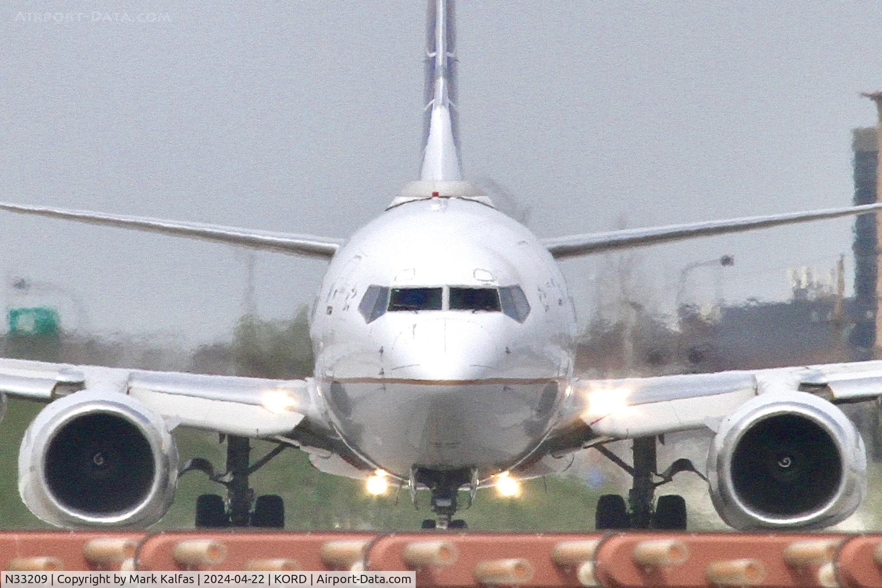 N33209, 2000 Boeing 737-824 C/N 30581, B738 United Airlines Boeing 737-824 N33209 departing 22L KORD