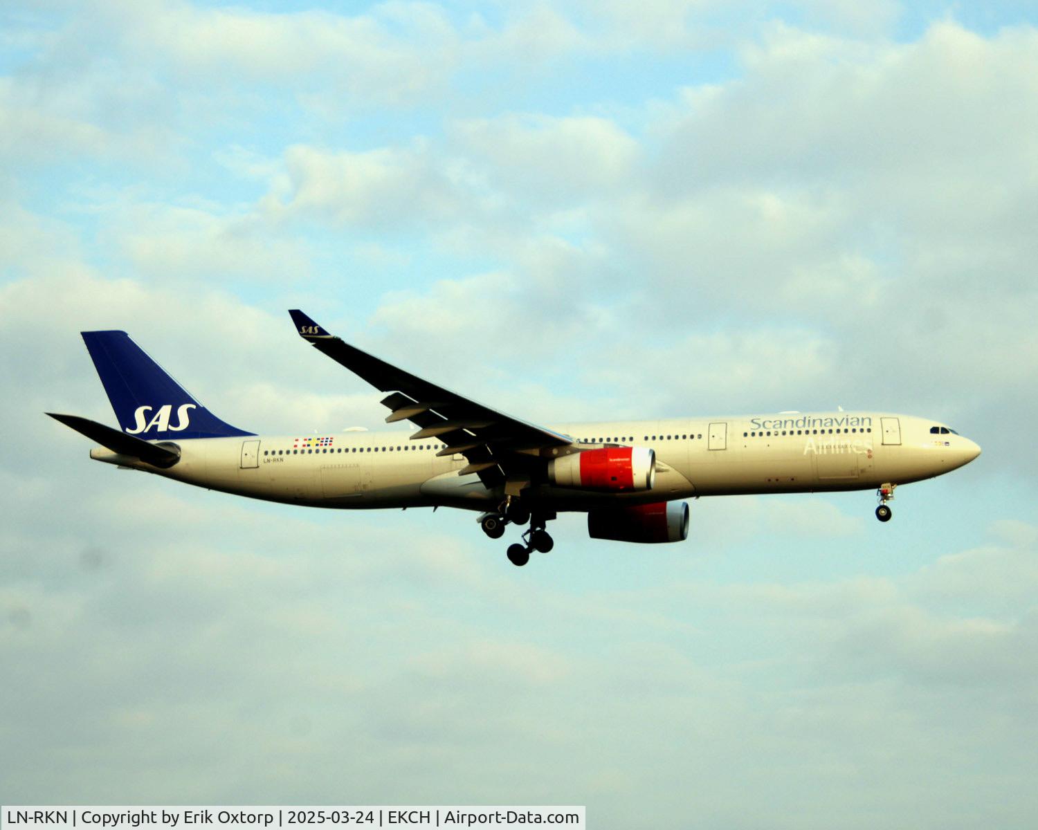 LN-RKN, 2003 Airbus A330-343X C/N 568, LN-RKN landing rw 04L