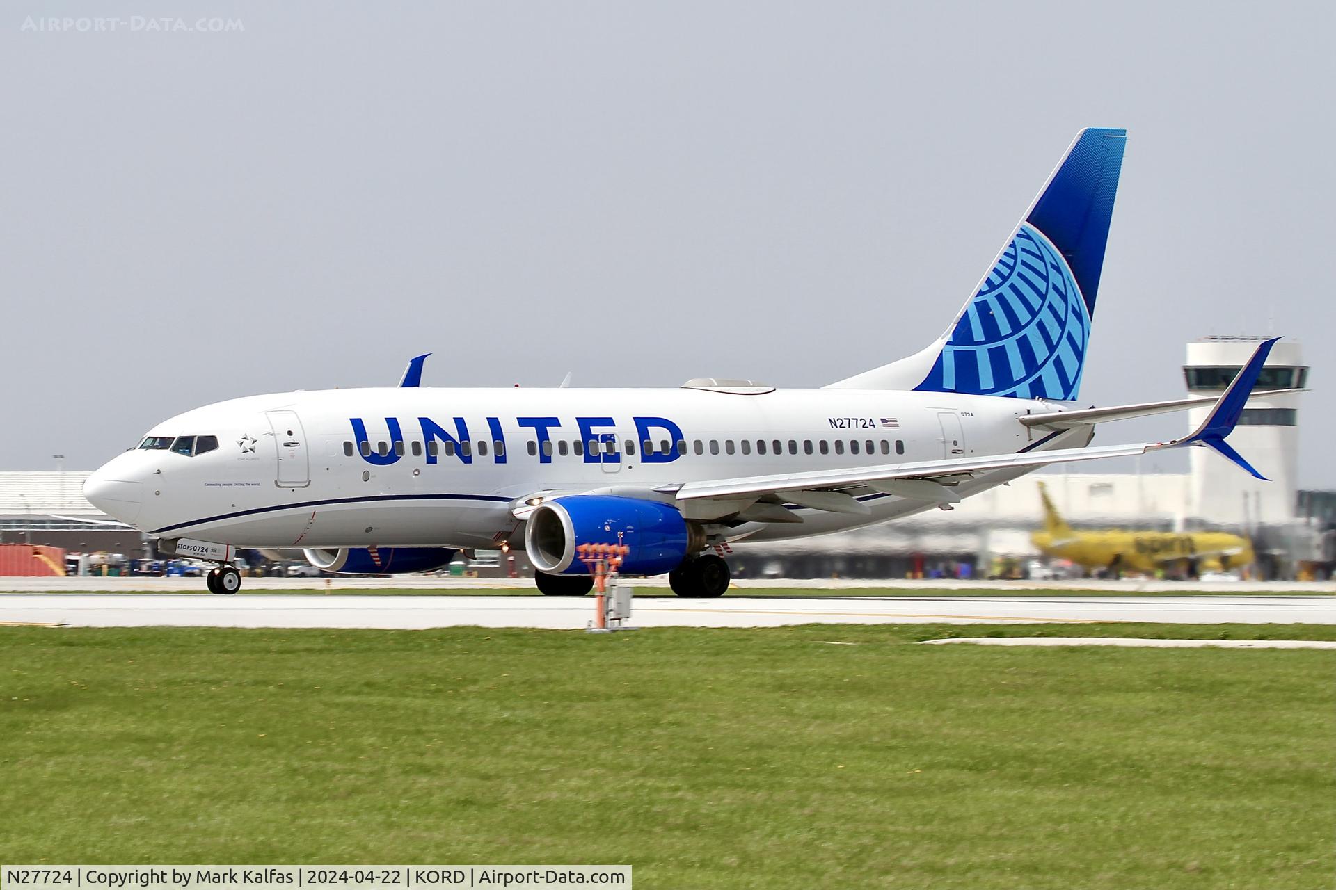 N27724, 1999 Boeing 737-724 C/N 28791, B737 United Airlines Boeing 737-724 N27724 departing 22L KORD