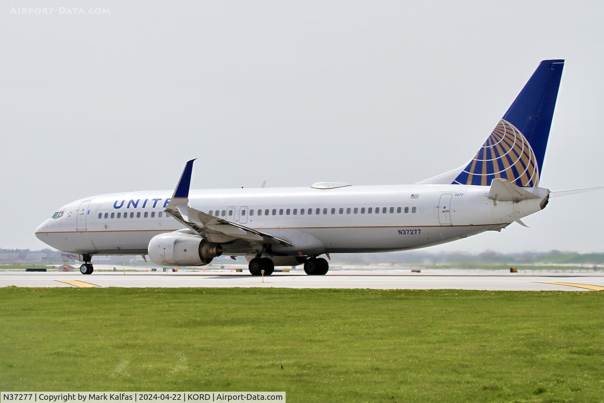 N37277, 2002 Boeing 737-824 C/N 31595, B738 United Airlines United Airlines Boeing 737-824 N37277 departing 22L KORD