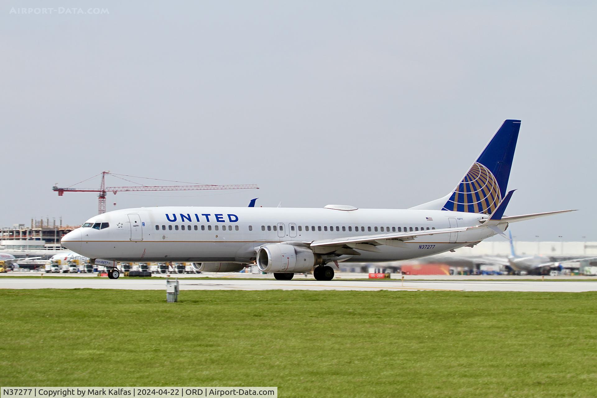 N37277, 2002 Boeing 737-824 C/N 31595, B738 United Airlines United Airlines Boeing 737-824 N37277 departing 22L KORD
