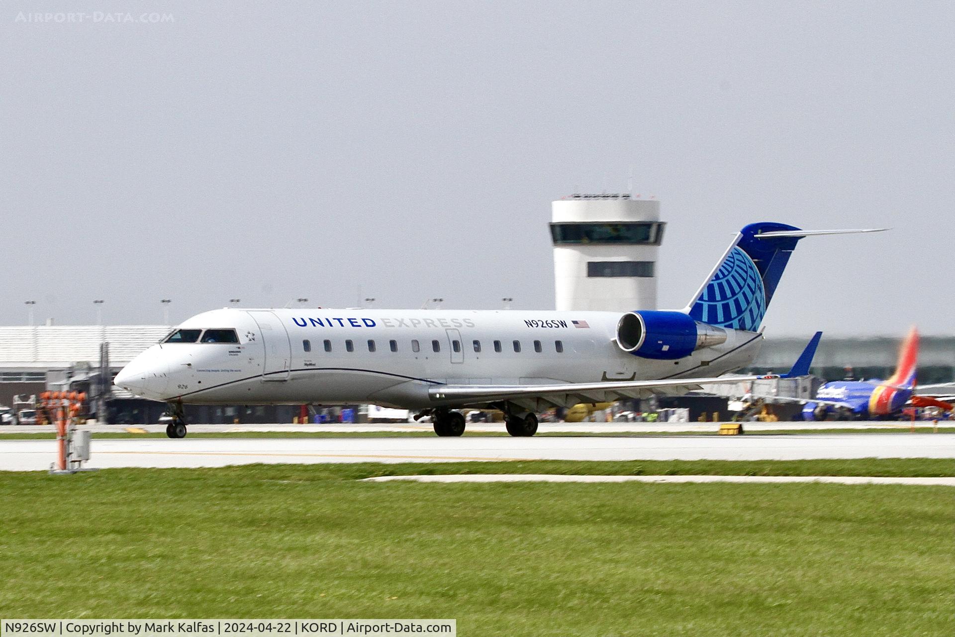 N926SW, 2002 Bombardier CRJ-200LR (CL-600-2B19) C/N 7687, CRJ2 SkyWest/United Express Canadair Regional Jet CRJ-200 N926SW departing 22L