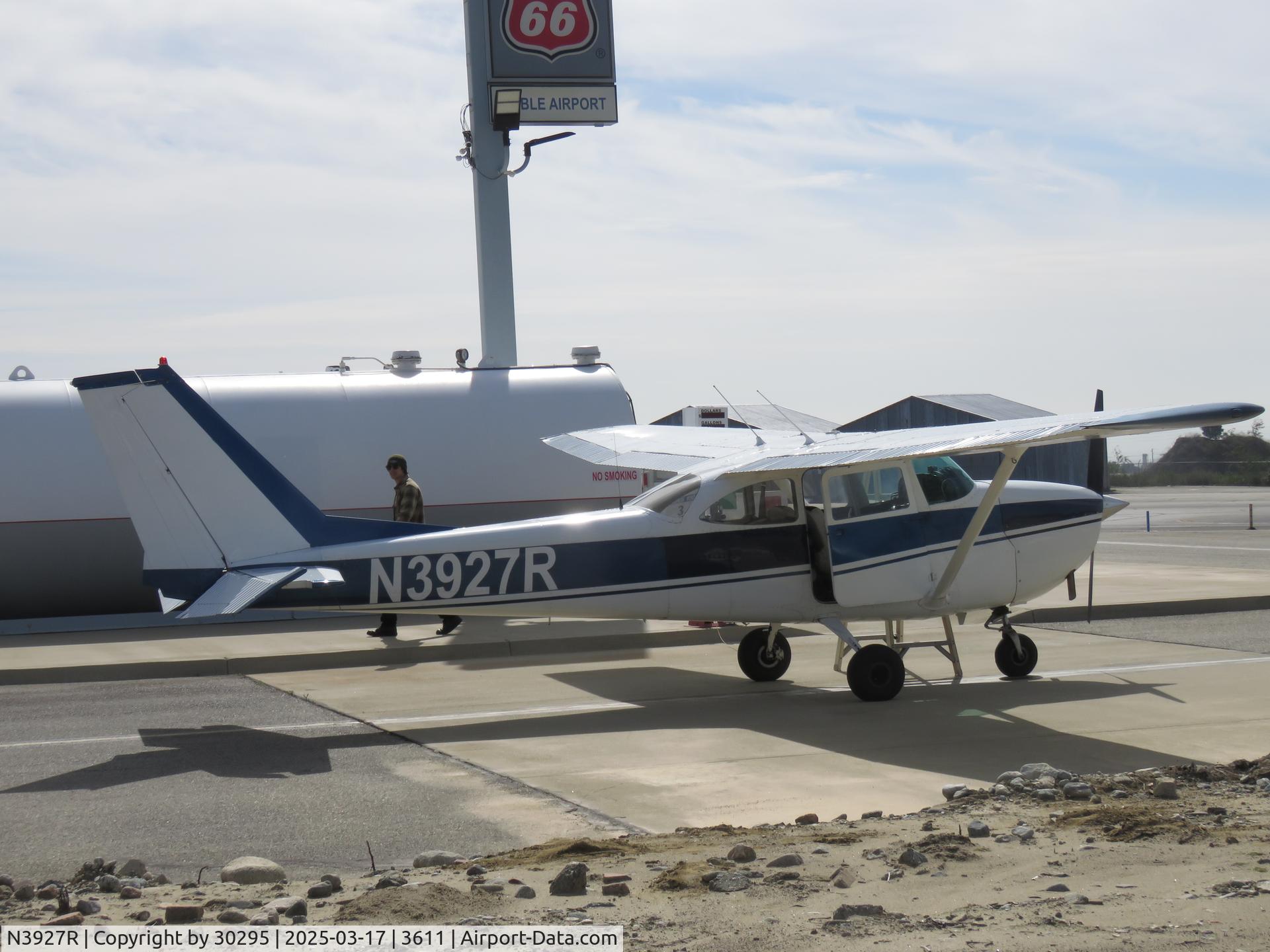 N3927R, 1966 Cessna 172H C/N 17255427, Getting fuel