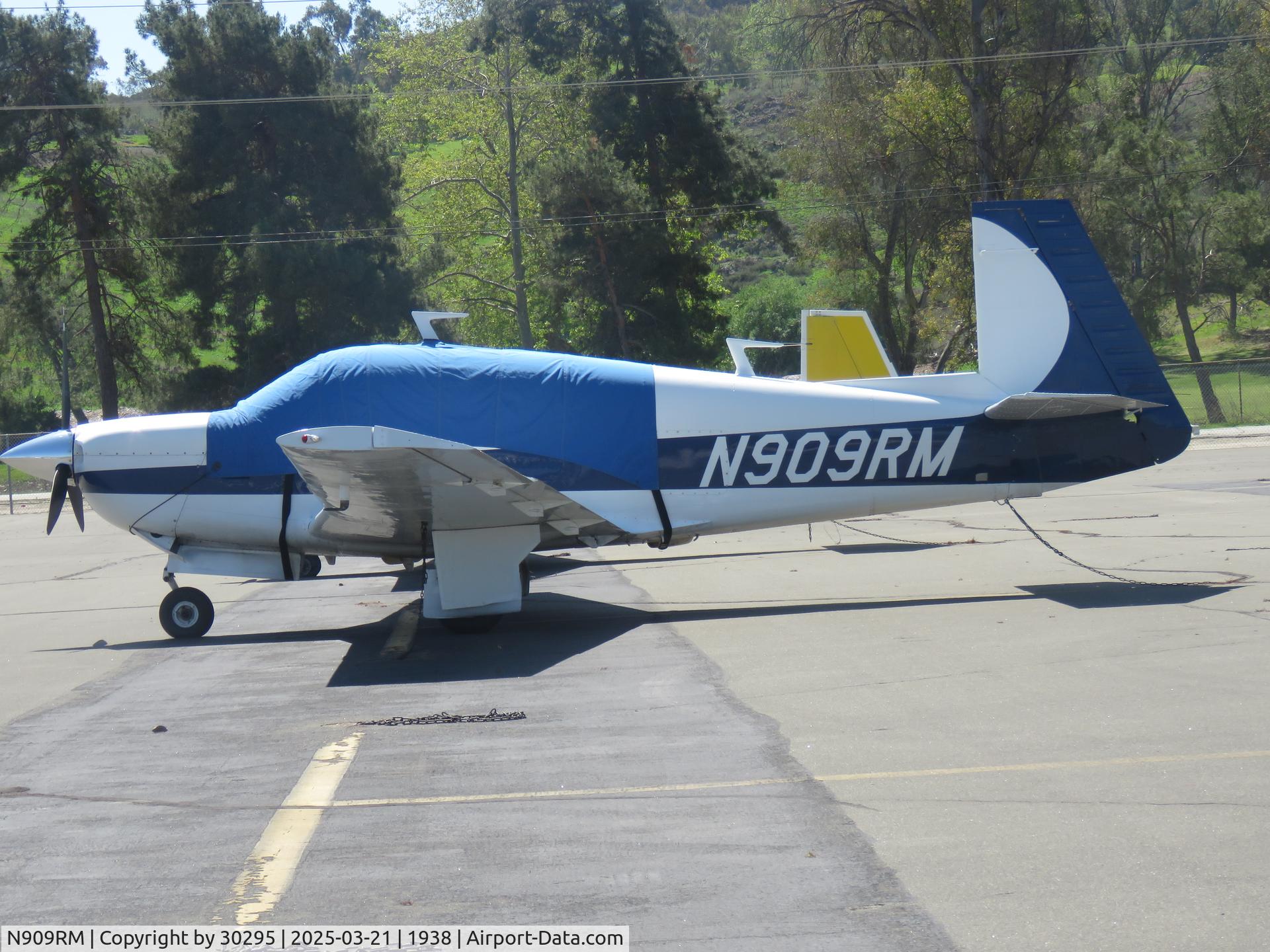 N909RM, Mooney M20J 201 C/N 24-0636, Parked