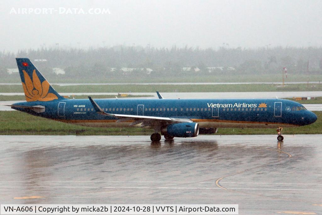 VN-A606, 2013 Airbus A321-231 C/N 5709, Taxiing