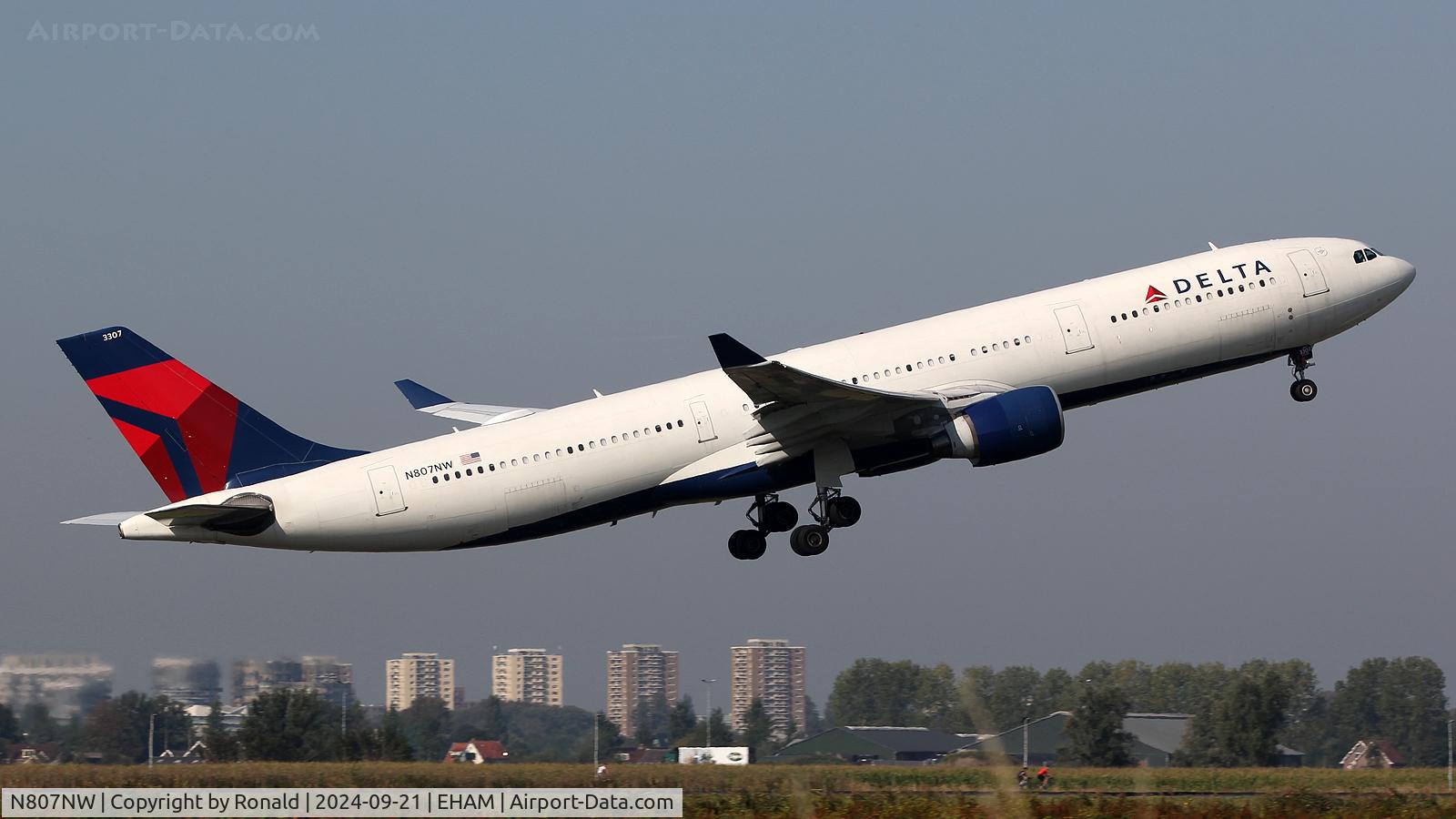 N807NW, 2004 Airbus A330-323 C/N 0588, at eham