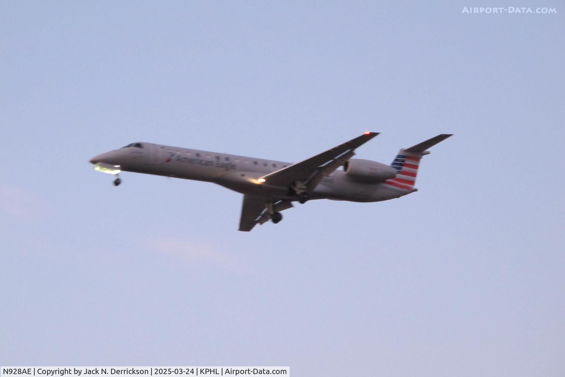 N928AE, 2005 Embraer Embraer EMB-145LR C/N 14500911, Landing at Philly