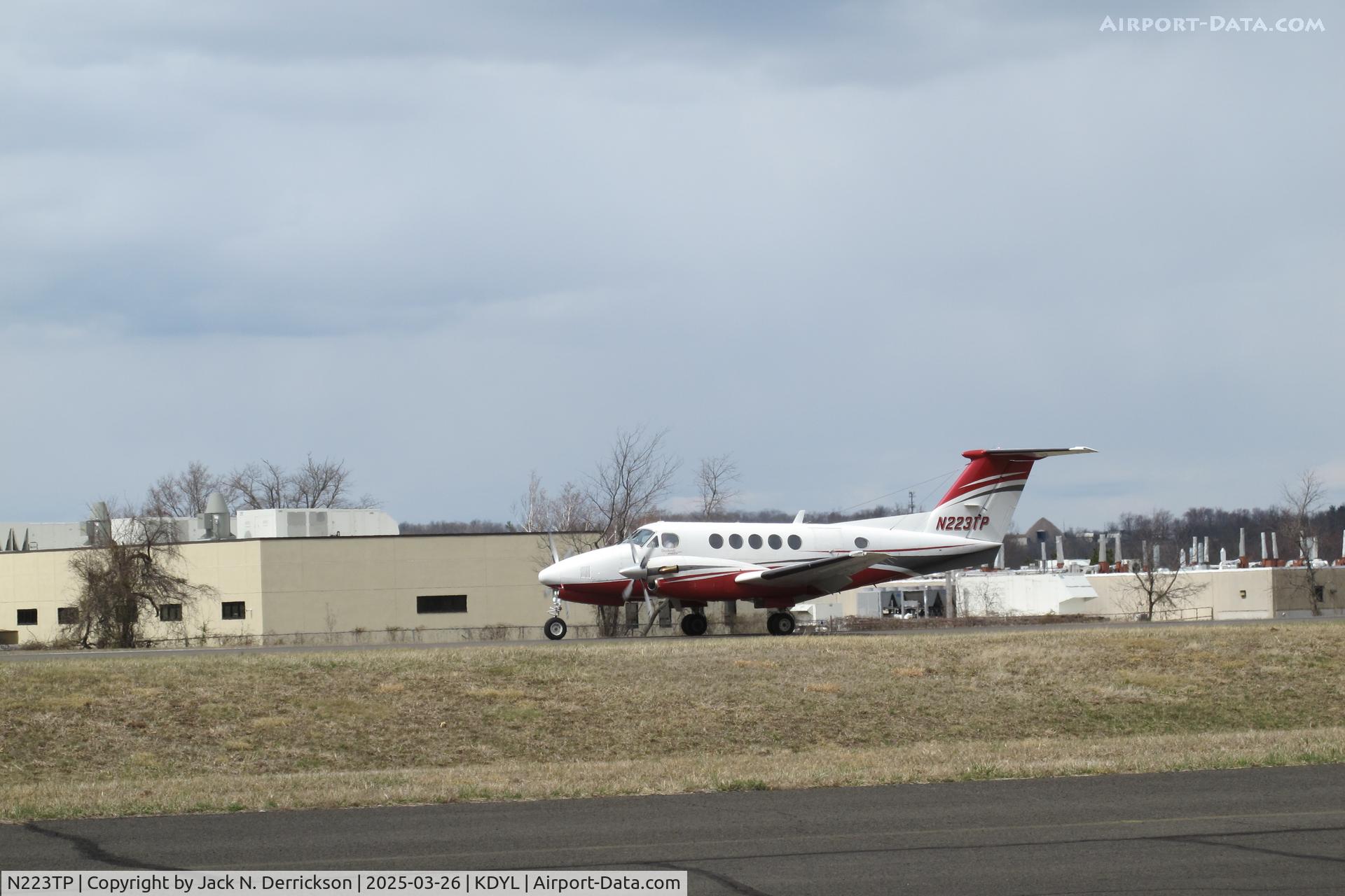 N223TP, 1989 Beech B200 King Air C/N BB-1348, Landing at Doylestown