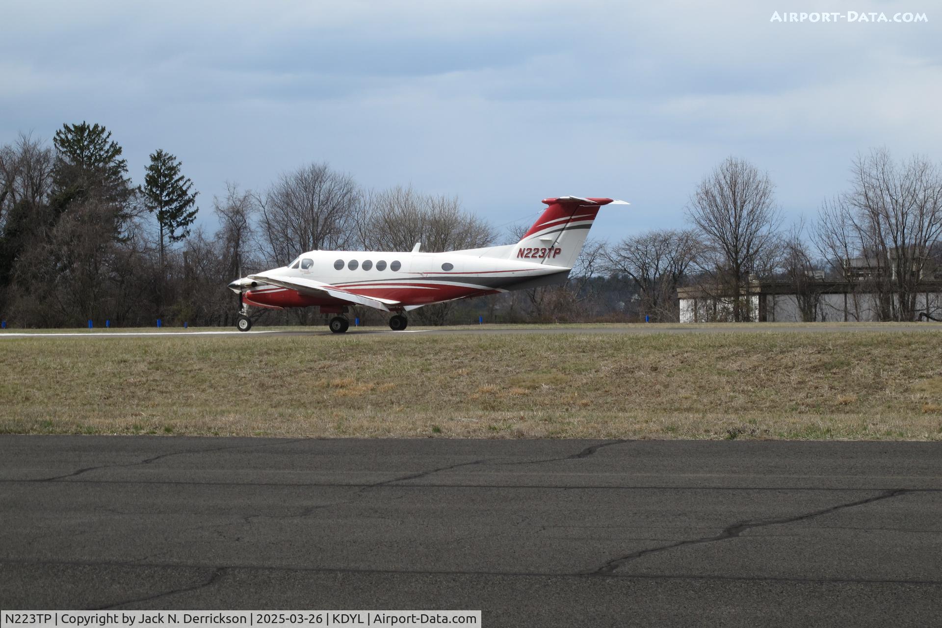 N223TP, 1989 Beech B200 King Air C/N BB-1348, Landing at Doylestown