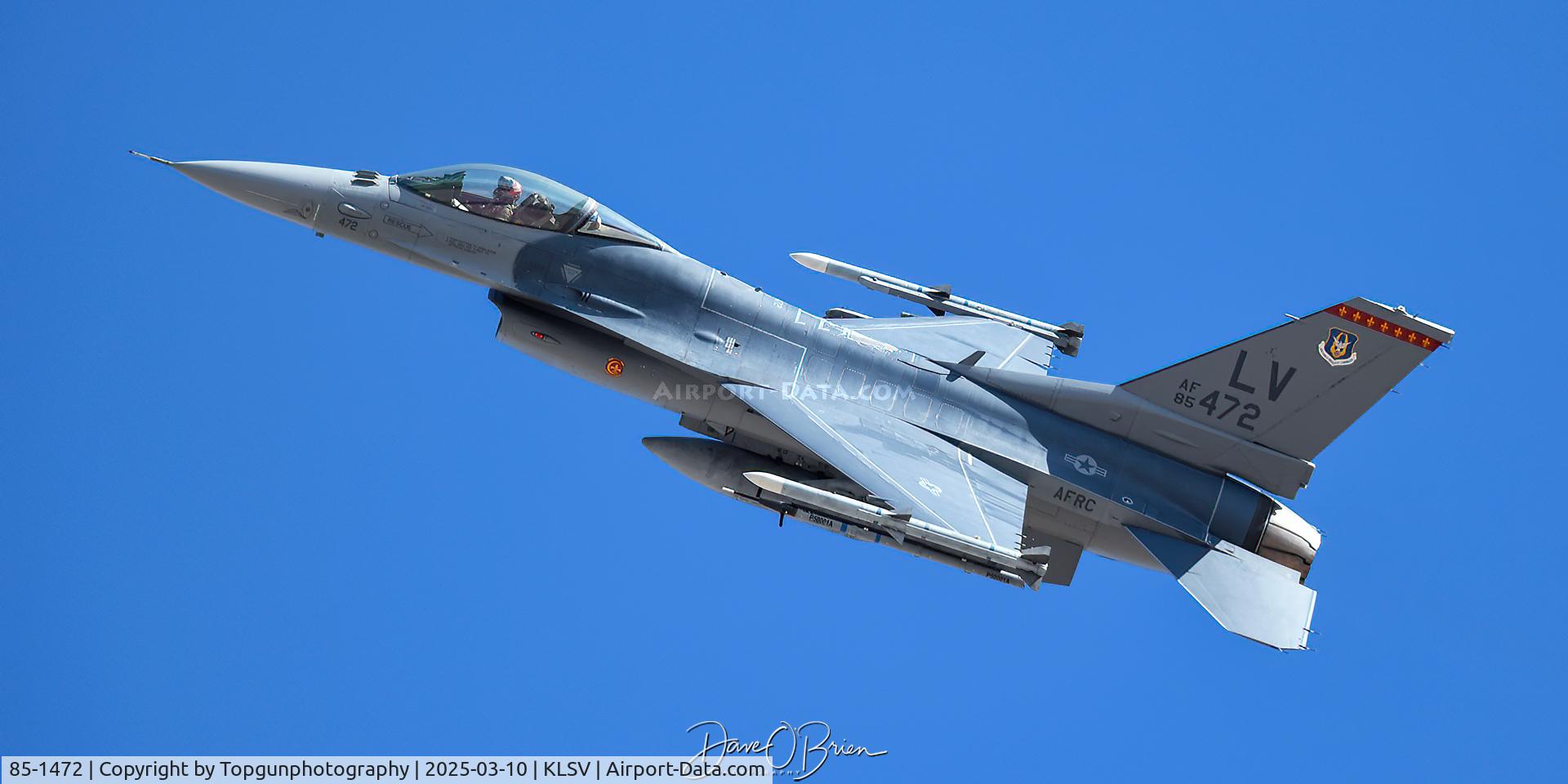 85-1472, 1985 General Dynamics F-16C Fighting Falcon C/N 5C-252, CAJUN44 with a photo pass over the racetrack