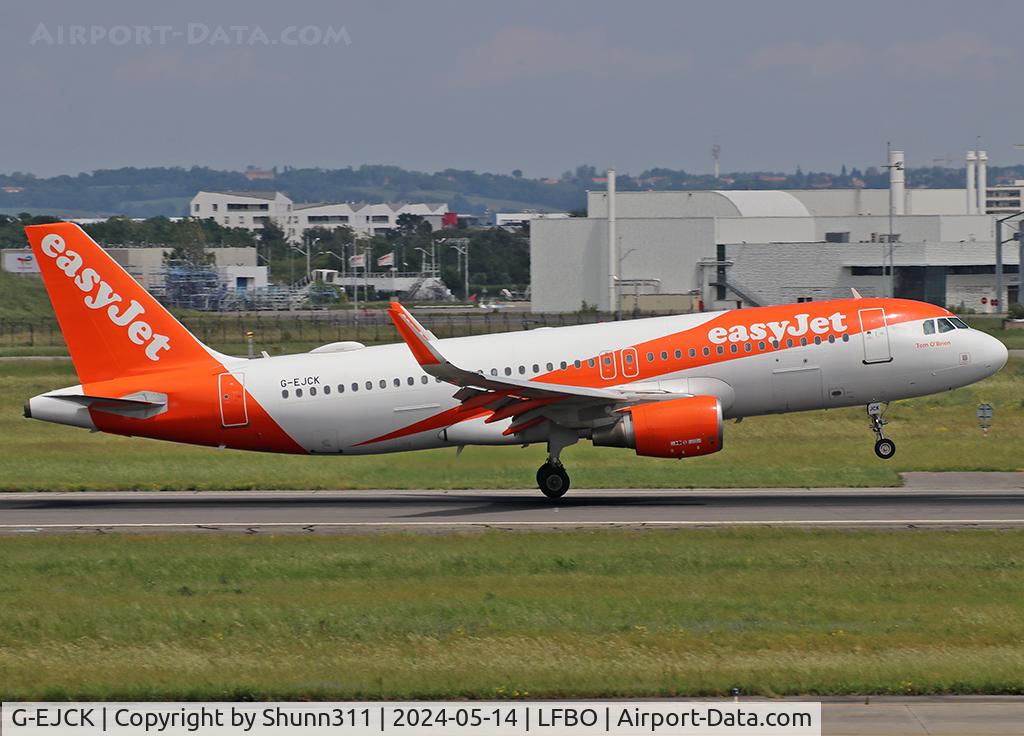 G-EJCK, 2013 Airbus A320-214 C/N 5522, Landing rwy 14R