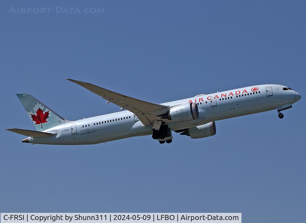 C-FRSI, 2017 Boeing 787-9 Dreamliner C/N 37176, Climbing after take off from rwy 32L... Old c/s