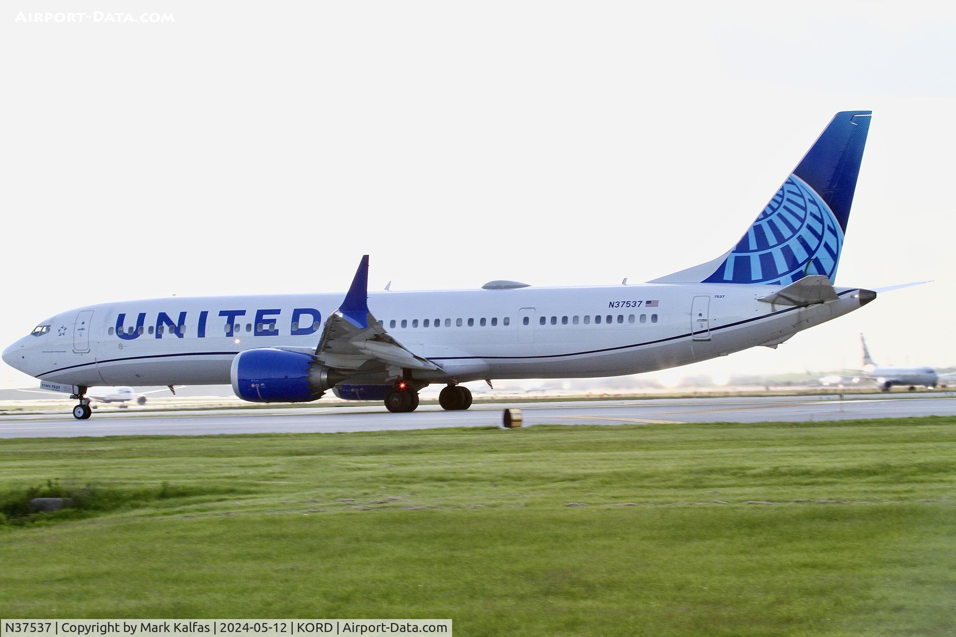 N37537, 2022 Boeing 737-9 MAX C/N 66607, B39M United Airlines Boeing 737-9 MAX N37537 departing 22L KORD