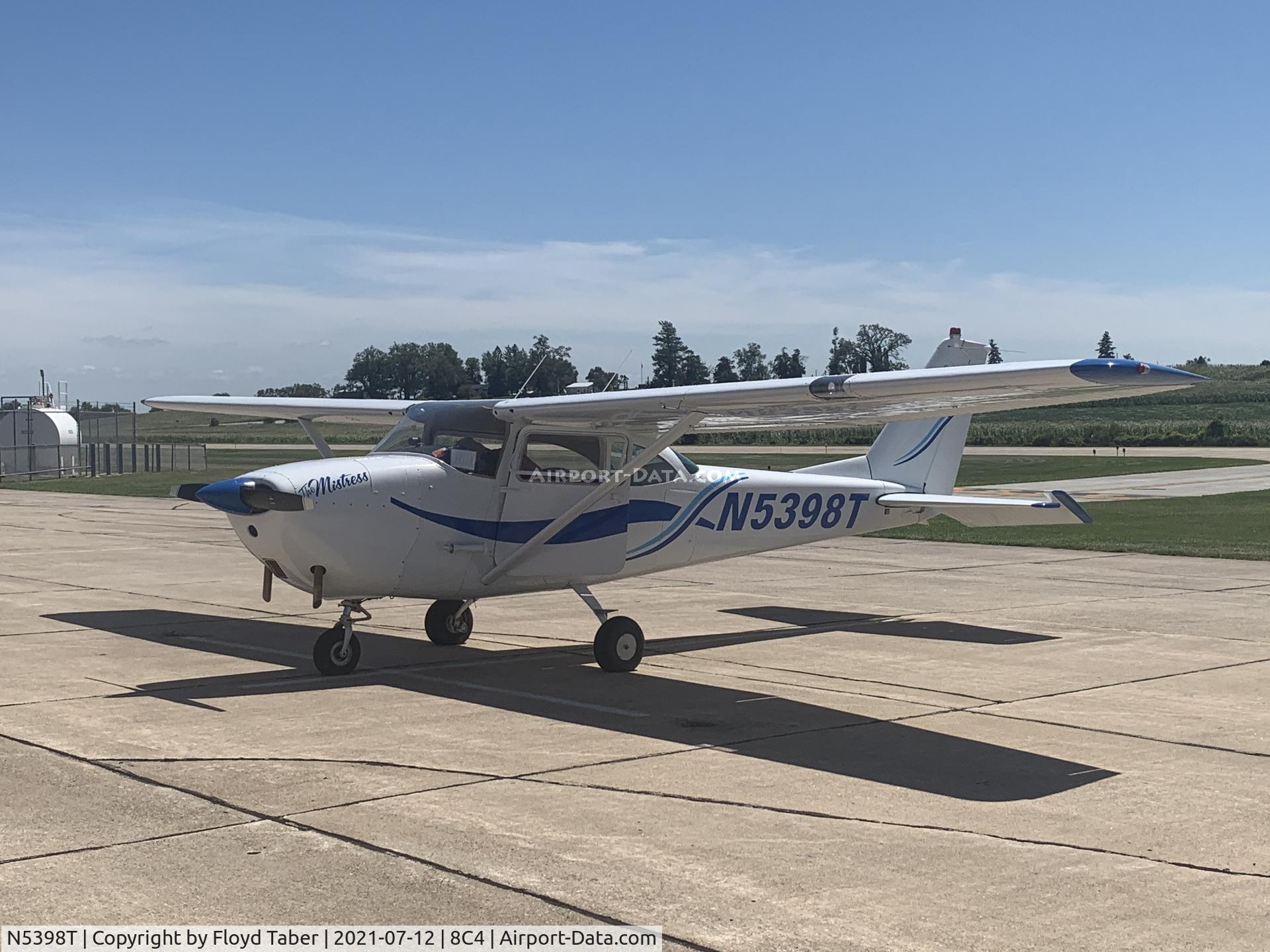 N5398T, 1964 Cessna 172E C/N 17251298, On the ramp