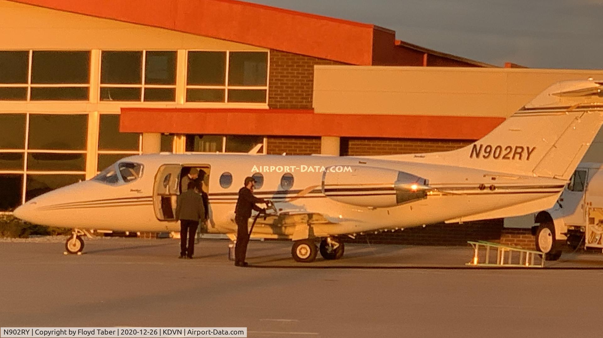 N902RY, 2007 Hawker Beechcraft Corporation 400A C/N RK-524, Getting fueled