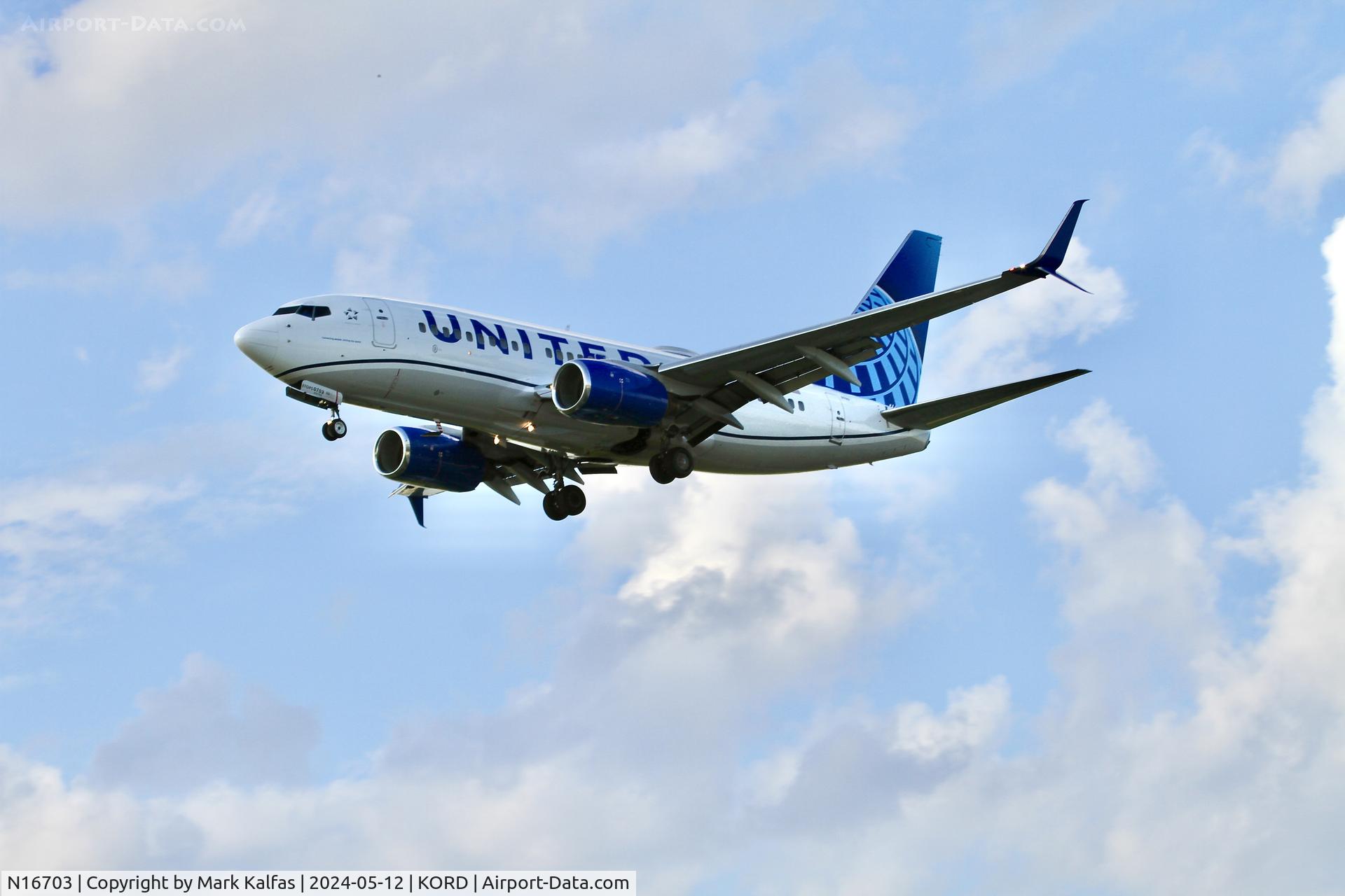 N16703, 1998 Boeing 737-724 C/N 28764, B737 United Airlines Boeing 737-724 N16703 arriving 28C KORD