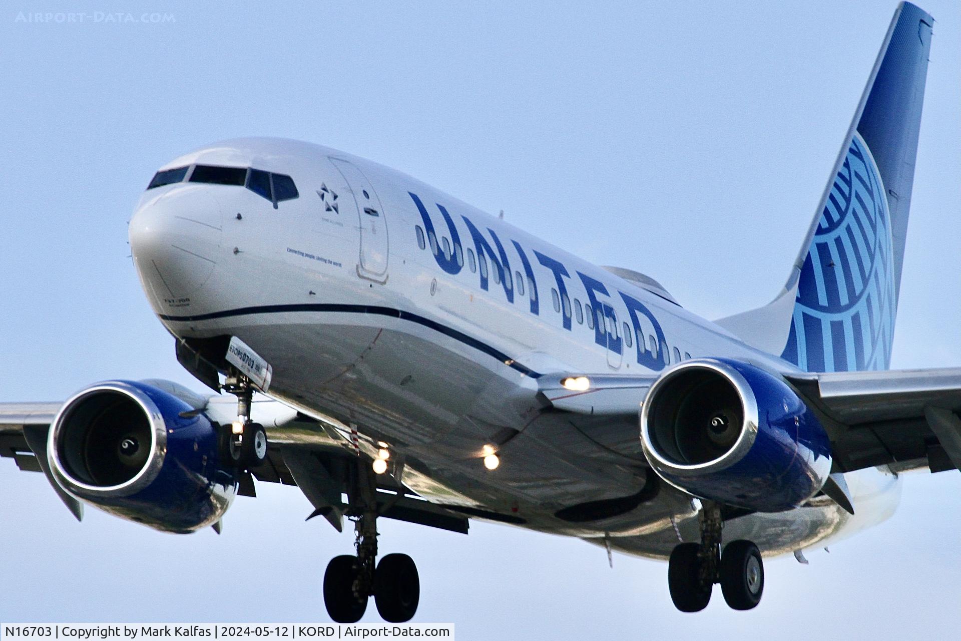 N16703, 1998 Boeing 737-724 C/N 28764, B737 United Airlines Boeing 737-724 N16703 arriving 28C KORD