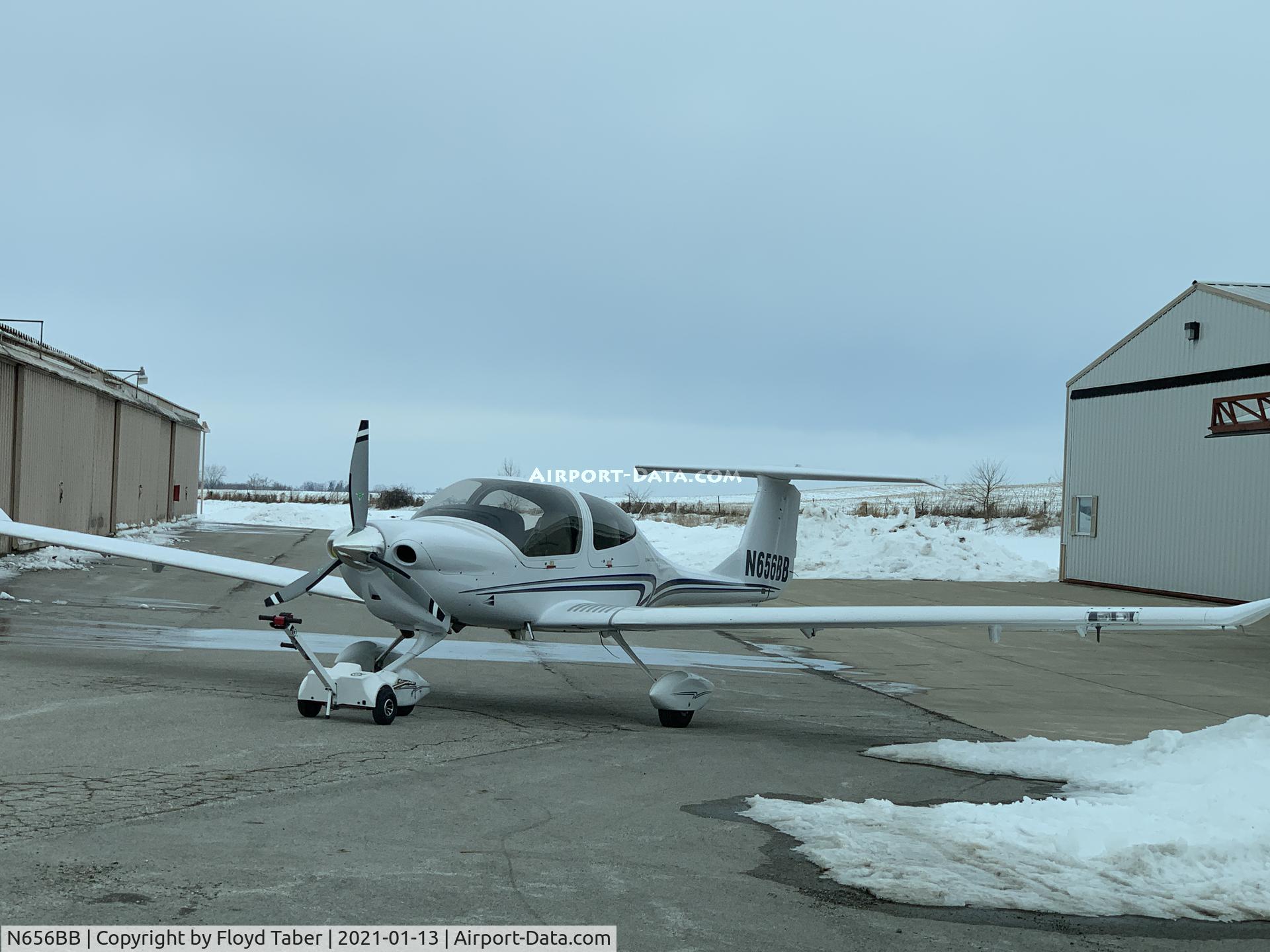 N656BB, 2007 Diamond DA-40 Diamond Star C/N 40.859, SITTING OUTSIDE
