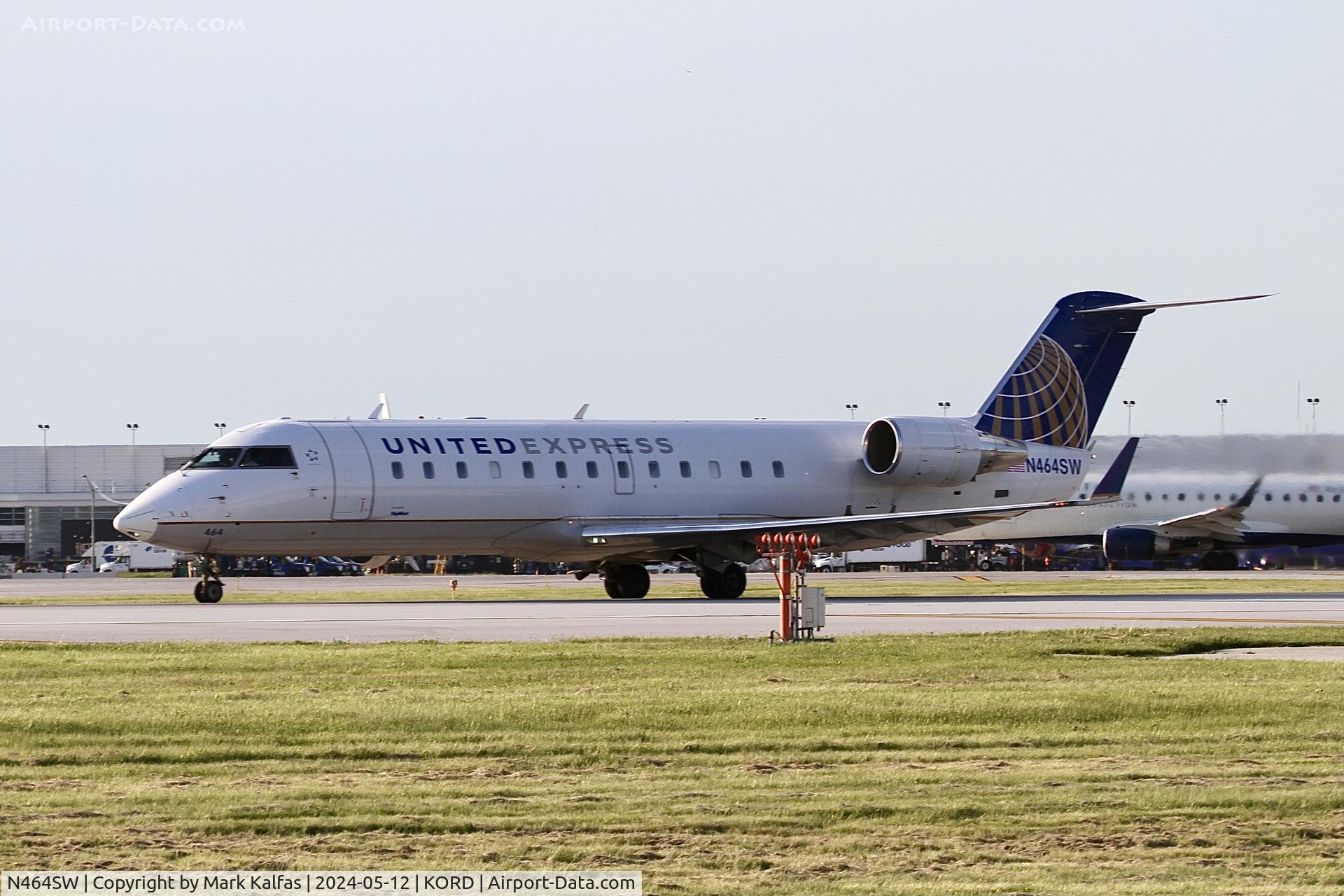 N464SW, 2003 Bombardier CRJ-200LR (CL-600-2B19) C/N 7827, CRJ2 Skywest / United Express Bombardier CRJ-200LR, N464SW departing 22L KORD