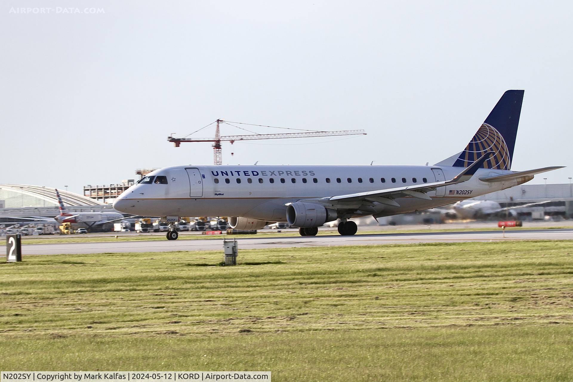 N202SY, 2016 Embraer 175LR (ERJ-170-200LR) C/N 17000624, E75L SkyWest/United Express EMBRAER 175 N202SY departing 22L KORD