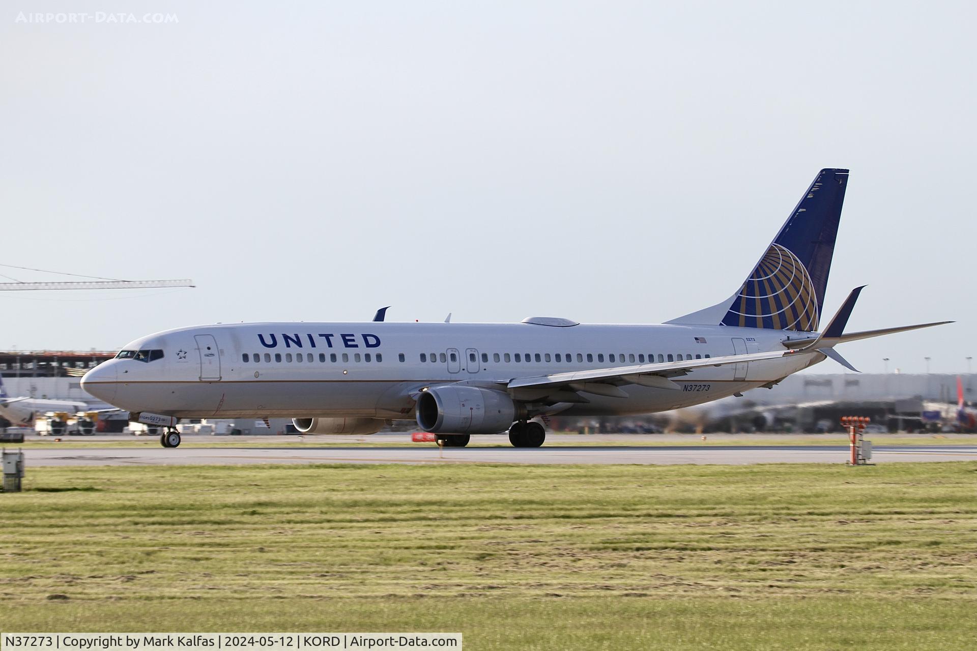 N37273, 2001 Boeing 737-824 C/N 31591, B738 United Airlines BOEING 737-824 N37273, departing 22L KORD