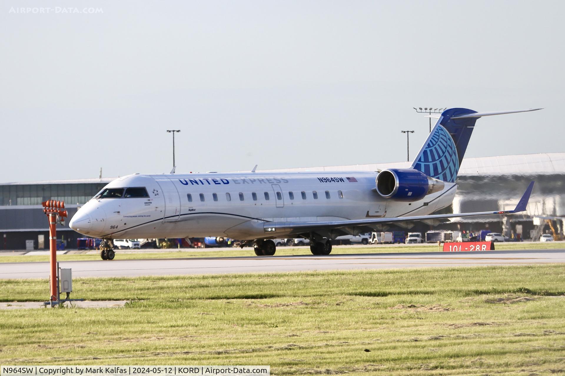 N964SW, 2003 Bombardier CRJ-200ER (CL-600-2B19) C/N 7868, CRJ2 SkyWest/United Express Bombardier CL-600-2B19 N964SW departing 22L
