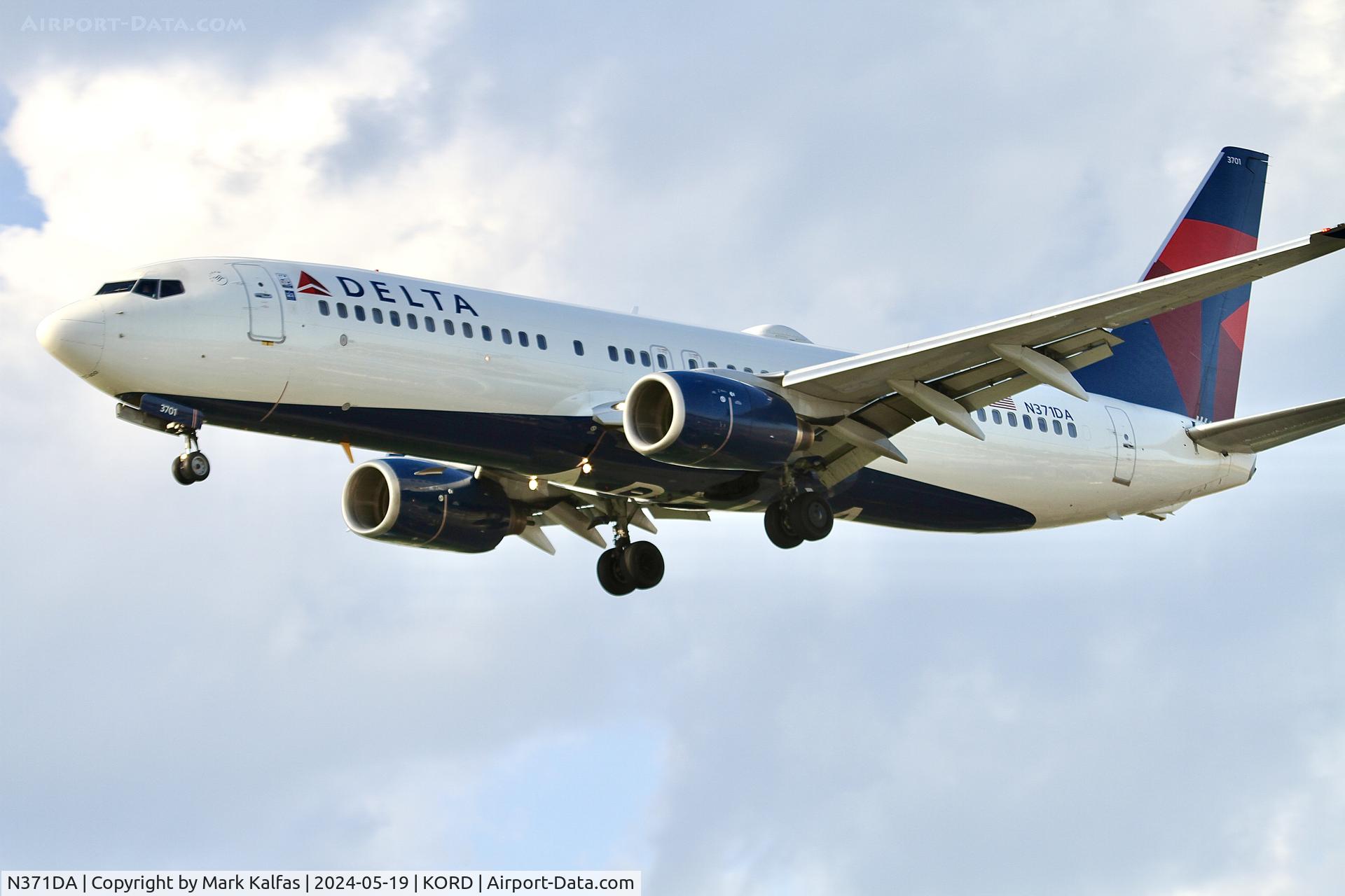 N371DA, 1998 Boeing 737-832 C/N 29619, B738 Delta Boeing 737-832 N371DA arriving 28C KORD