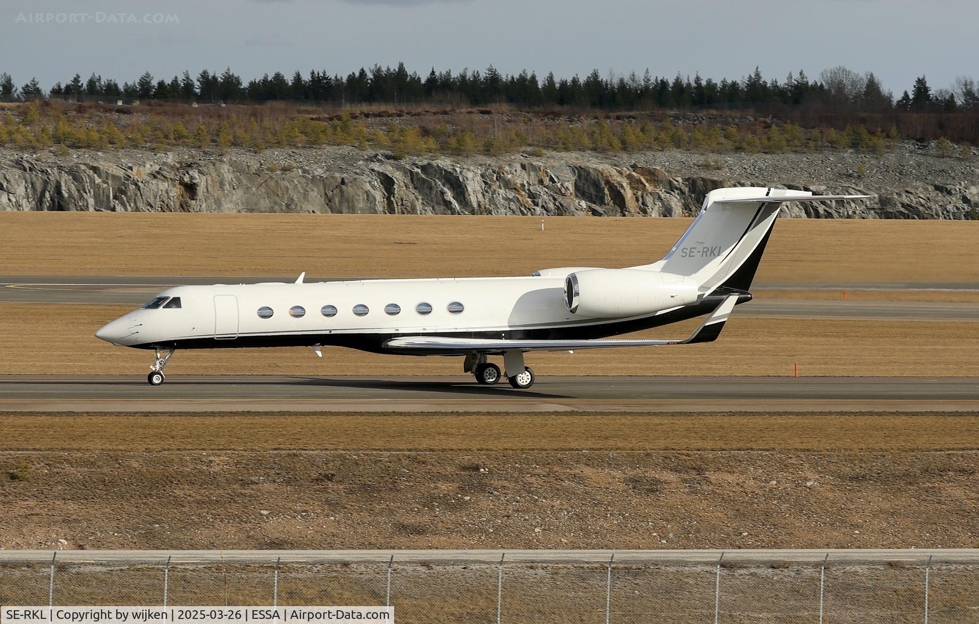 SE-RKL, 2009 Gulfstream Aerospace GV-SP (G550) C/N 5260, Twy W