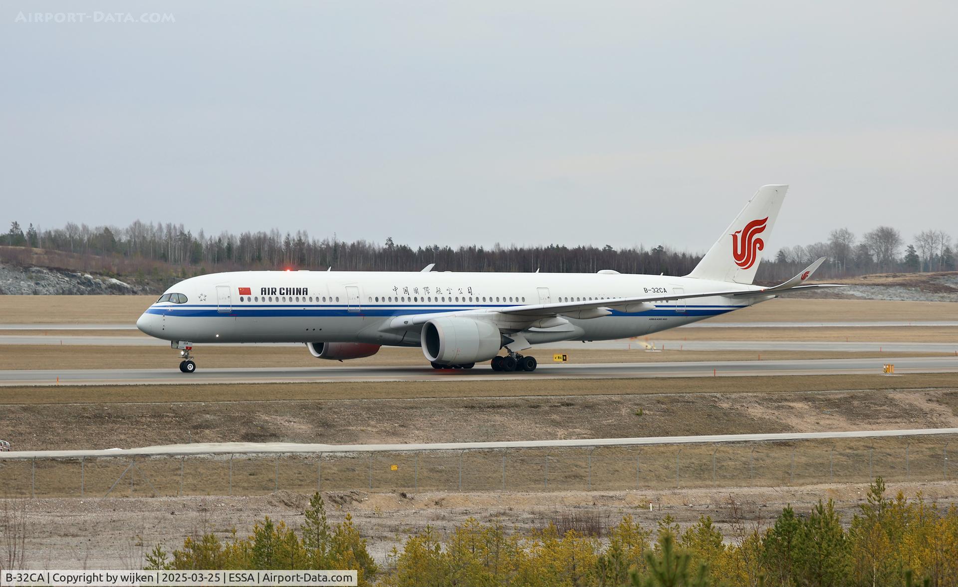 B-32CA, 2022 Airbus A350-941 C/N 572, Twy W