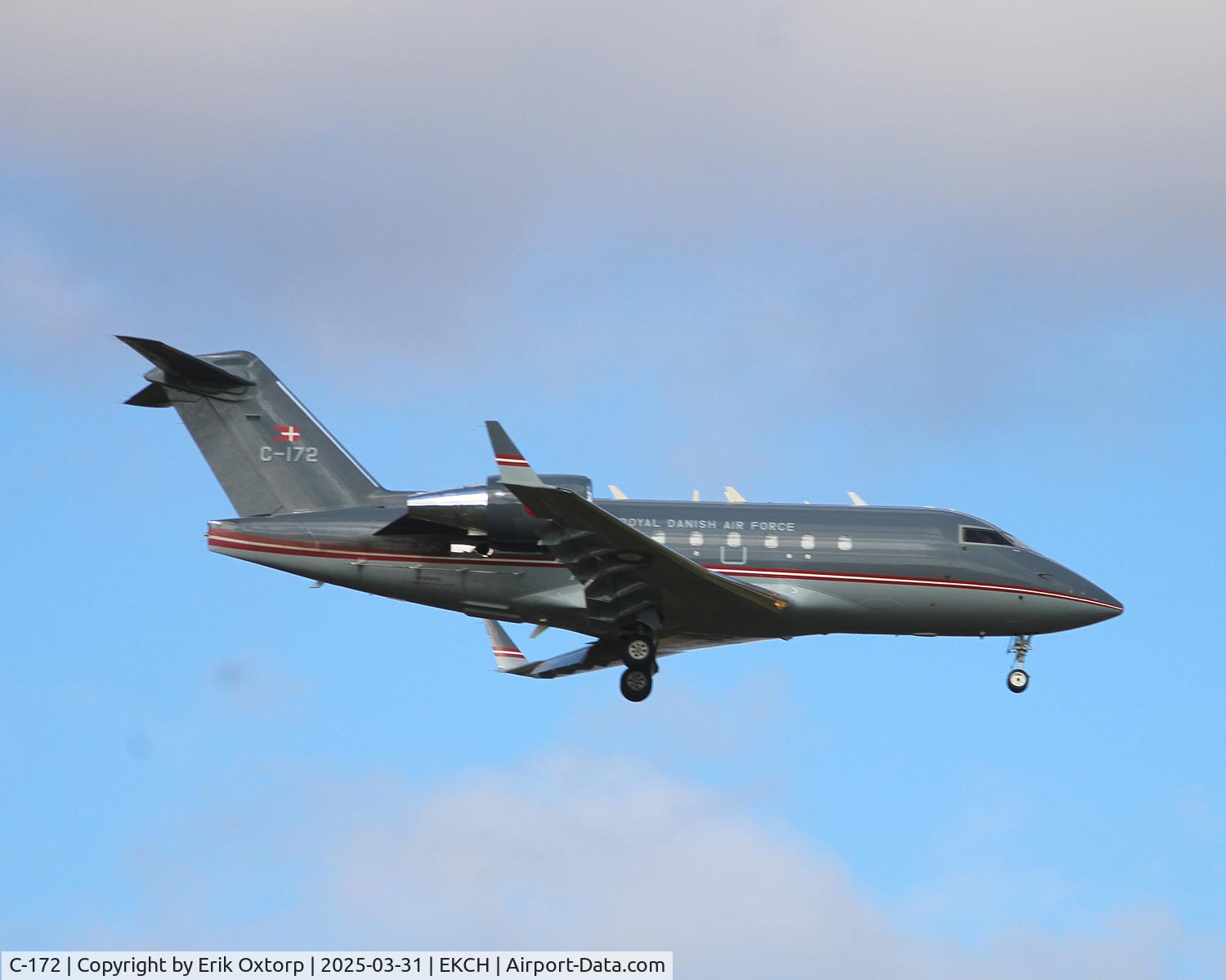 C-172, 2000 Bombardier Challenger 604 (CL-600-2B16) C/N 5472, C-172 landing rw 04L