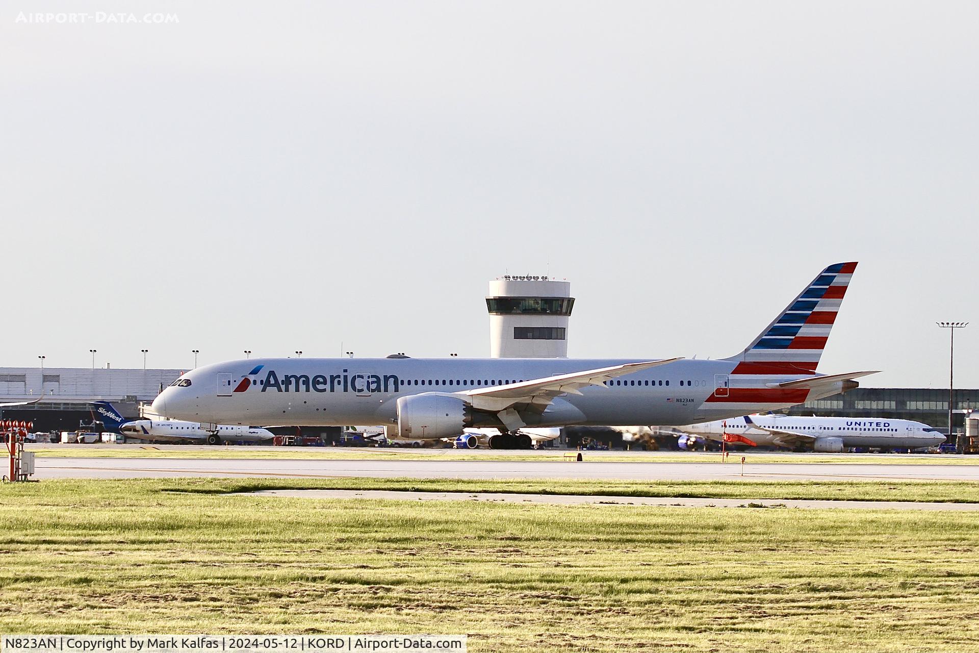 N823AN, 2016 Boeing 787-9 Dreamliner Dreamliner C/N 40641, B789 American Airlines Boeing 787-9 Dreamliner N823AN departing 28R KORD