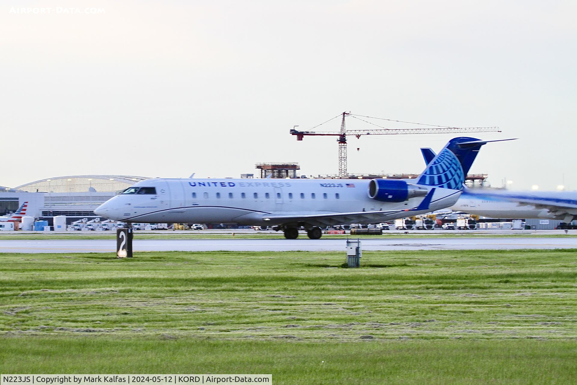 N223JS, 2004 Bombardier CRJ-200ER (CL-600-2B19) C/N 7892, CRJ2 SkyWest/United Express Bombardier CRJ-200ER N223JS SKW5519 ORD-CHA, departing 22L ORD