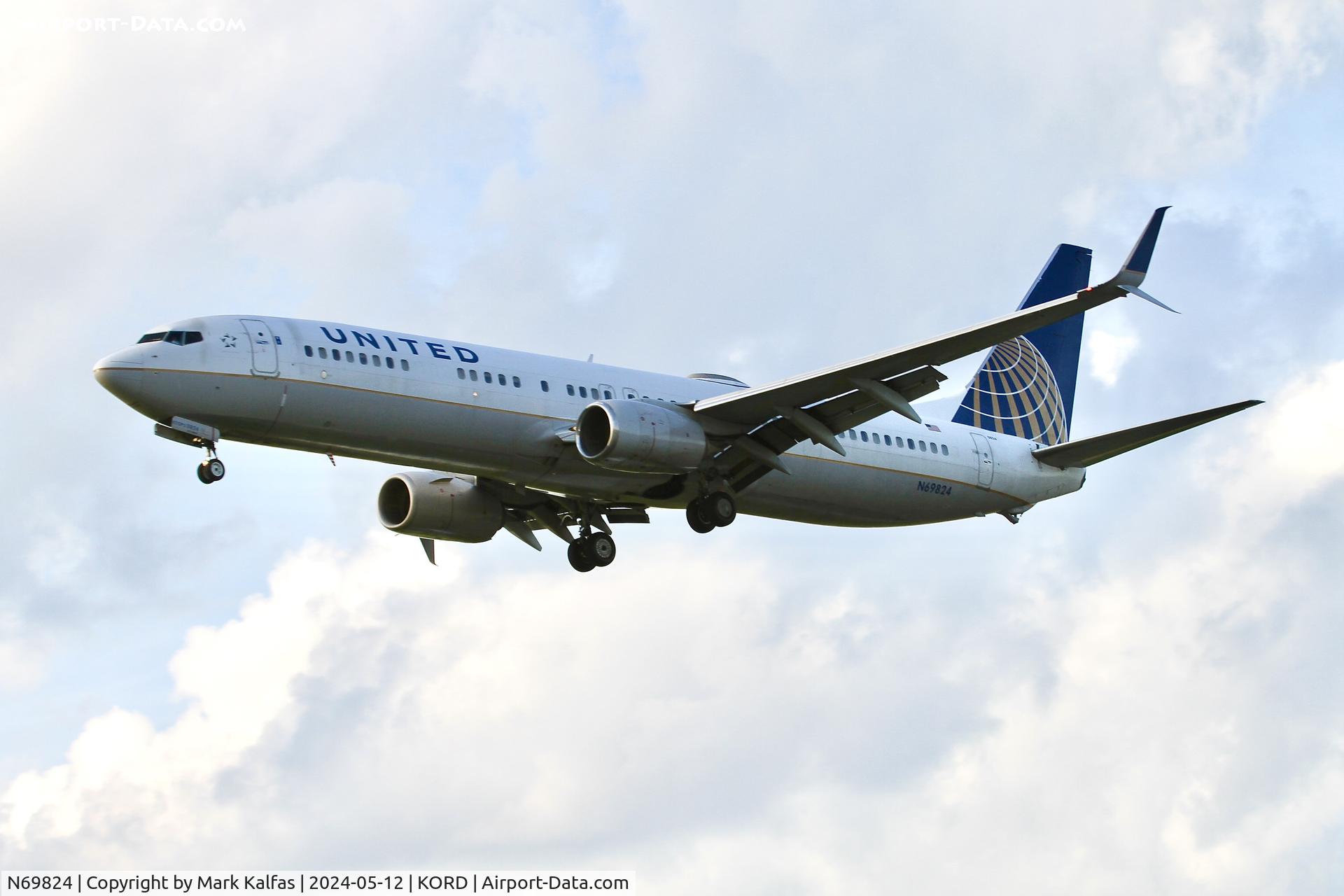 N69824, 2014 Boeing 737-924/ER C/N 42179, B739 United Airlines Boeing 737-924/ER N69824 arriving 28C KORD
