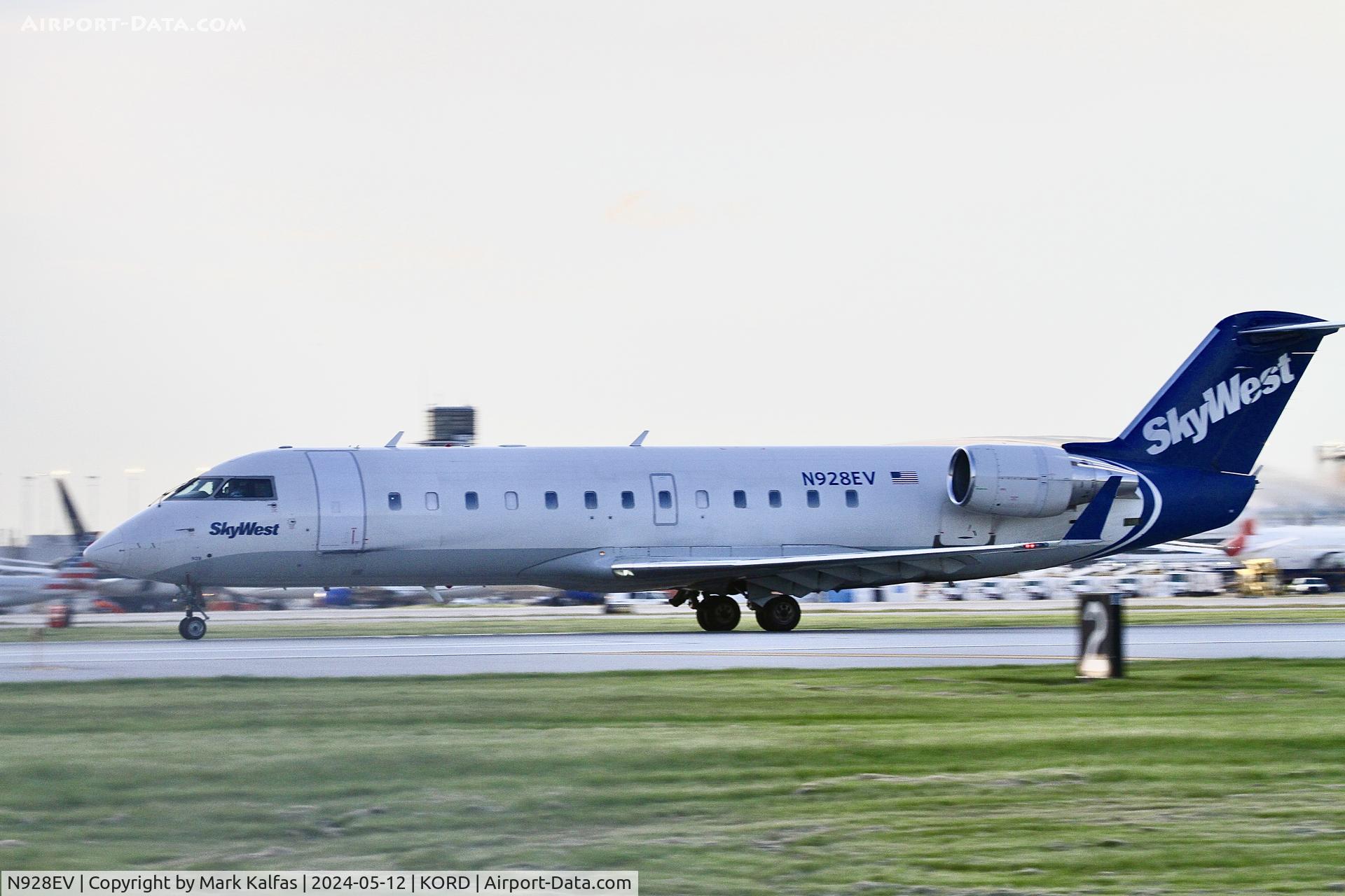 N928EV, 2004 Bombardier CRJ-200LR (CL-600-2B19) C/N 8006, CRJ2 SkyWest/United Express BOMBARDIER INC CL-600-2B19, N928EV departing 22L KORD