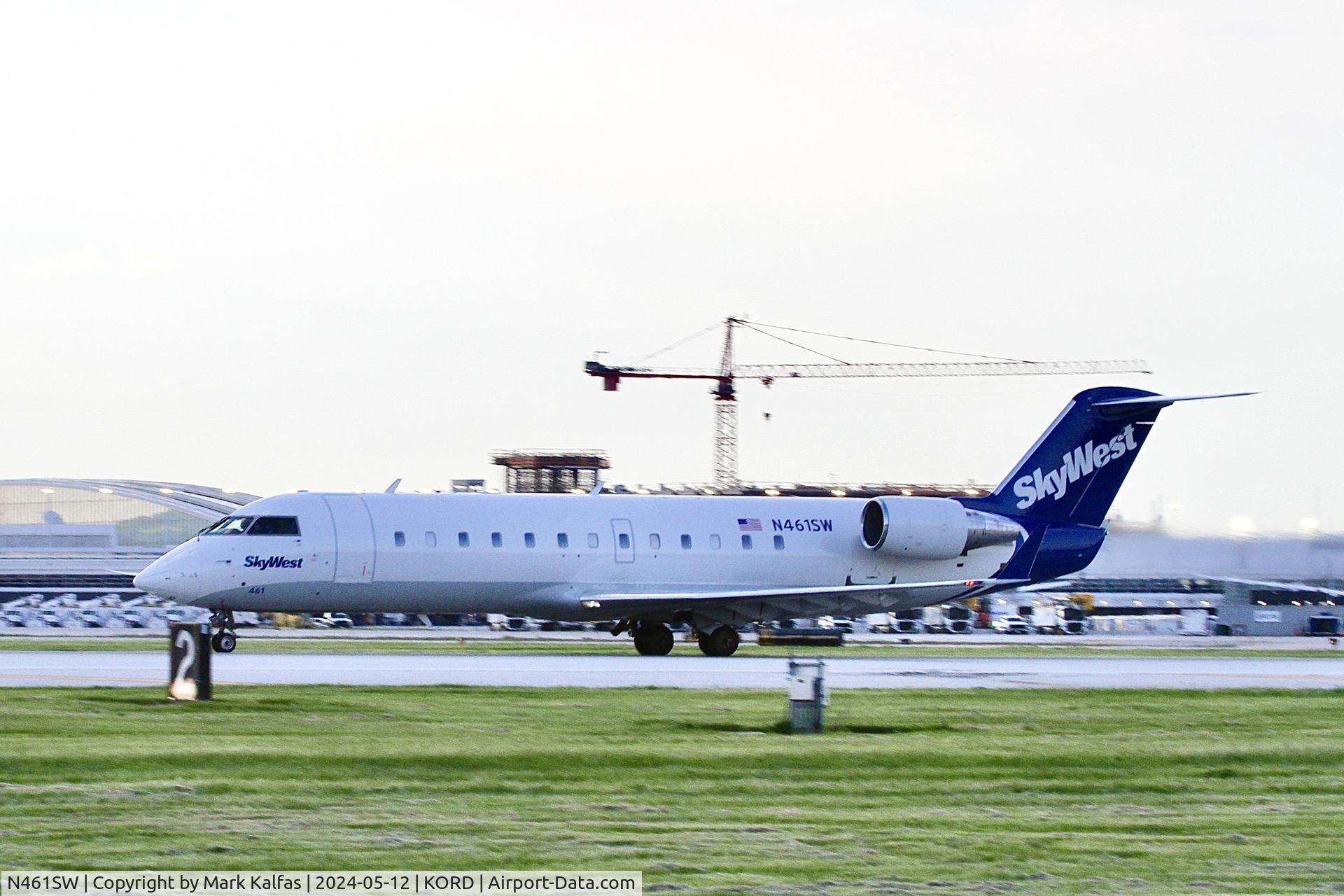 N461SW, 2003 Bombardier CRJ-200LR (CL-600-2B19) C/N 7811, CRJ2 SkyWest/ United Express CL-600-2B19 N461SW departing 22L KORD