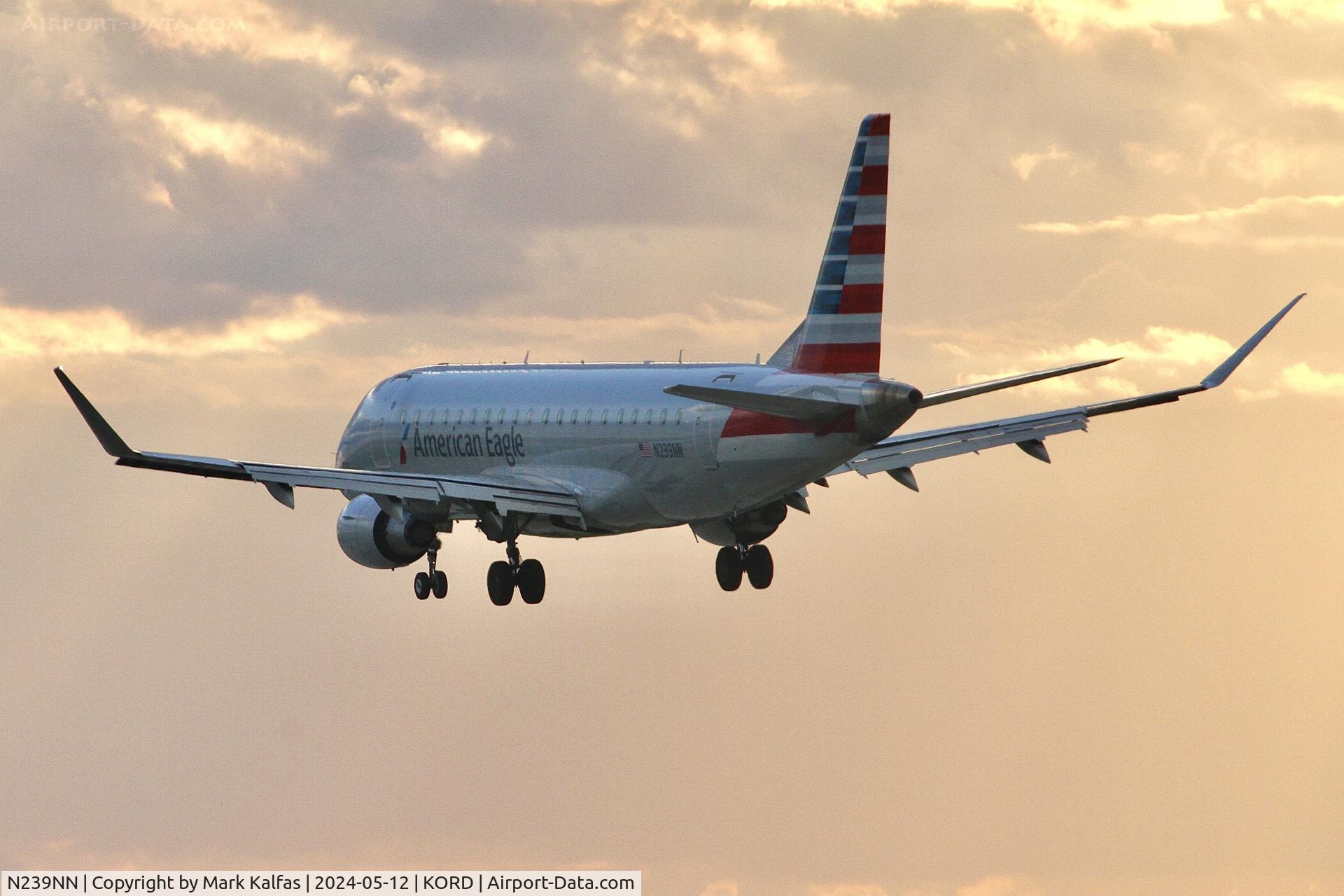 N239NN, 2016 Embraer 175LR (ERJ-170-200LR) C/N 17000586, E170 Envoy / American Eagle EMBRAER ERJ 170-200 LR N239NN arriving on 28C KORD