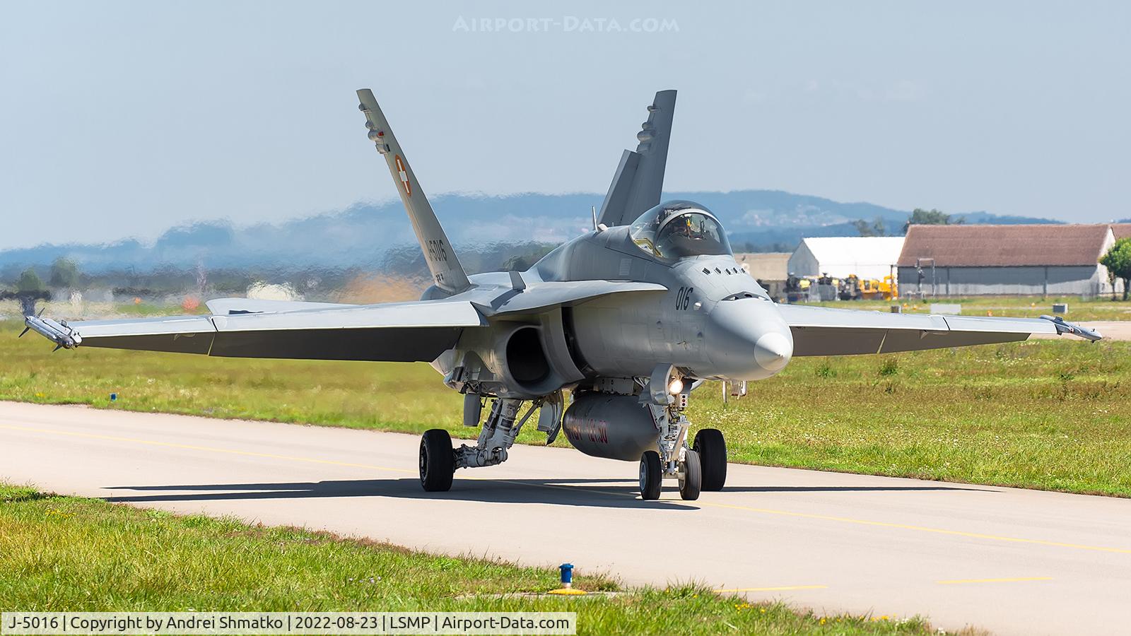 J-5016, 2001 McDonnell Douglas F/A-18C Hornet C/N 1363, Taxiing for takeoff.