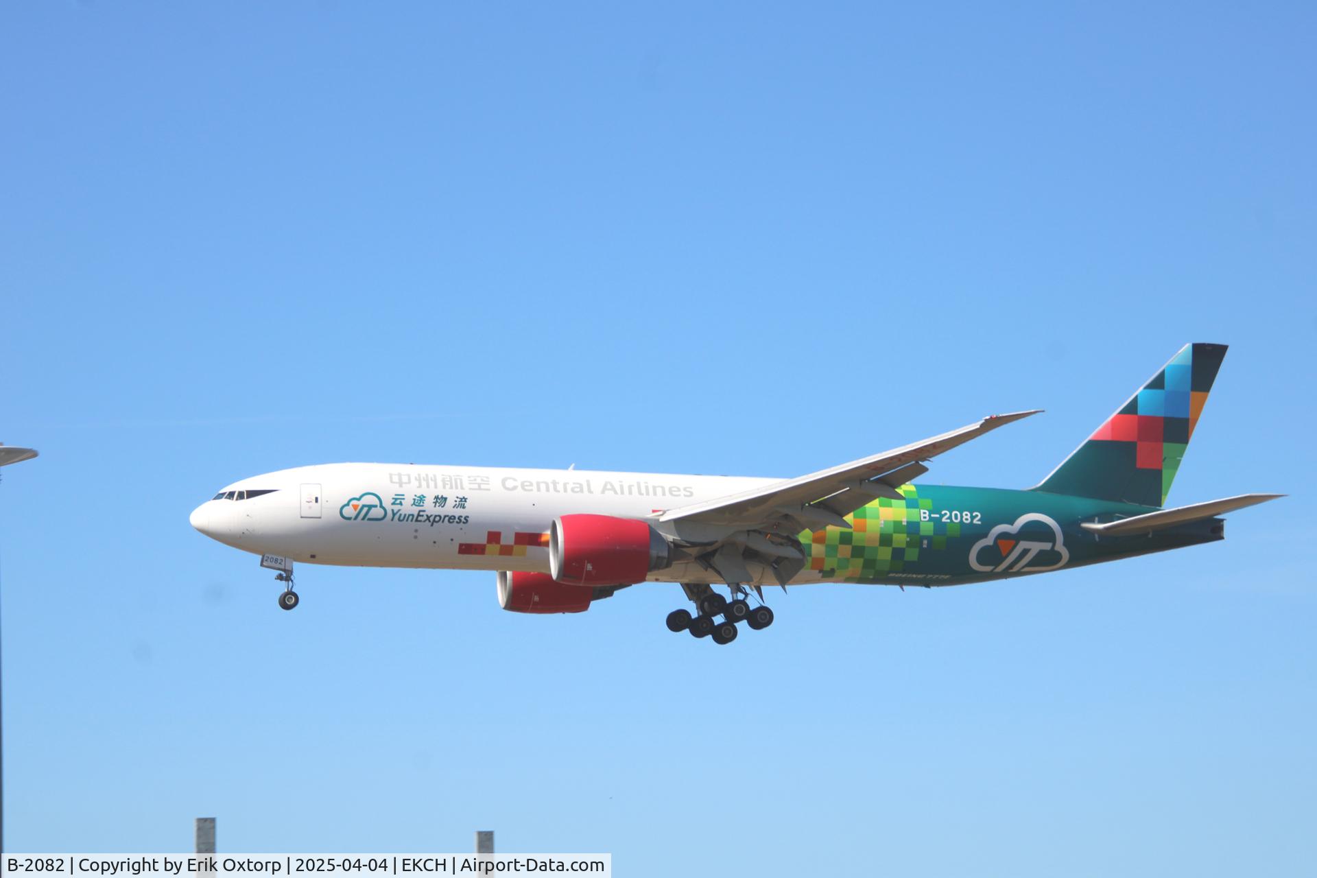 B-2082, 2010 Boeing 777-F6N C/N 37716, B-2082 landing rw 22L