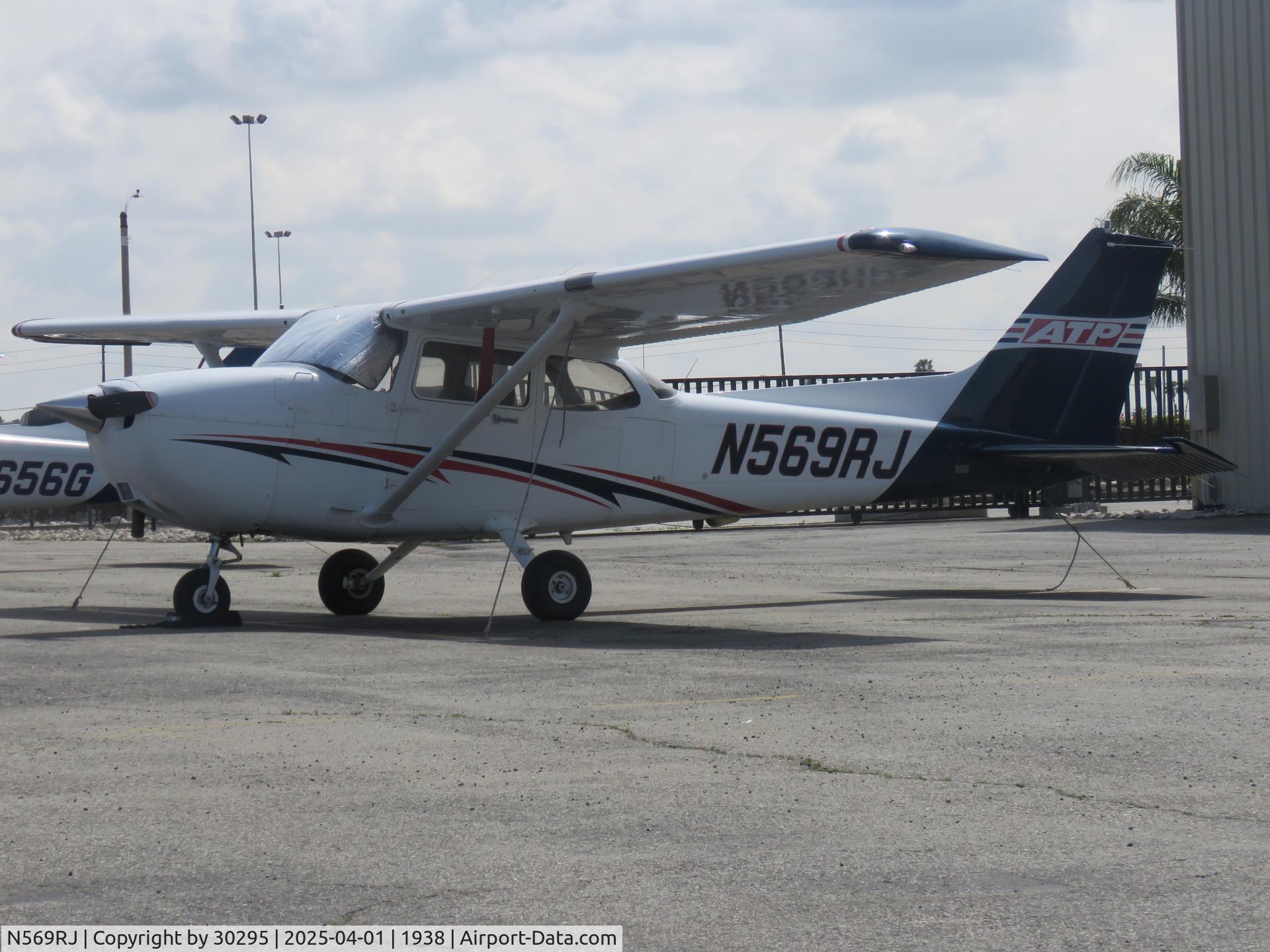 N569RJ, Cessna 172S C/N 172S8896, Parked