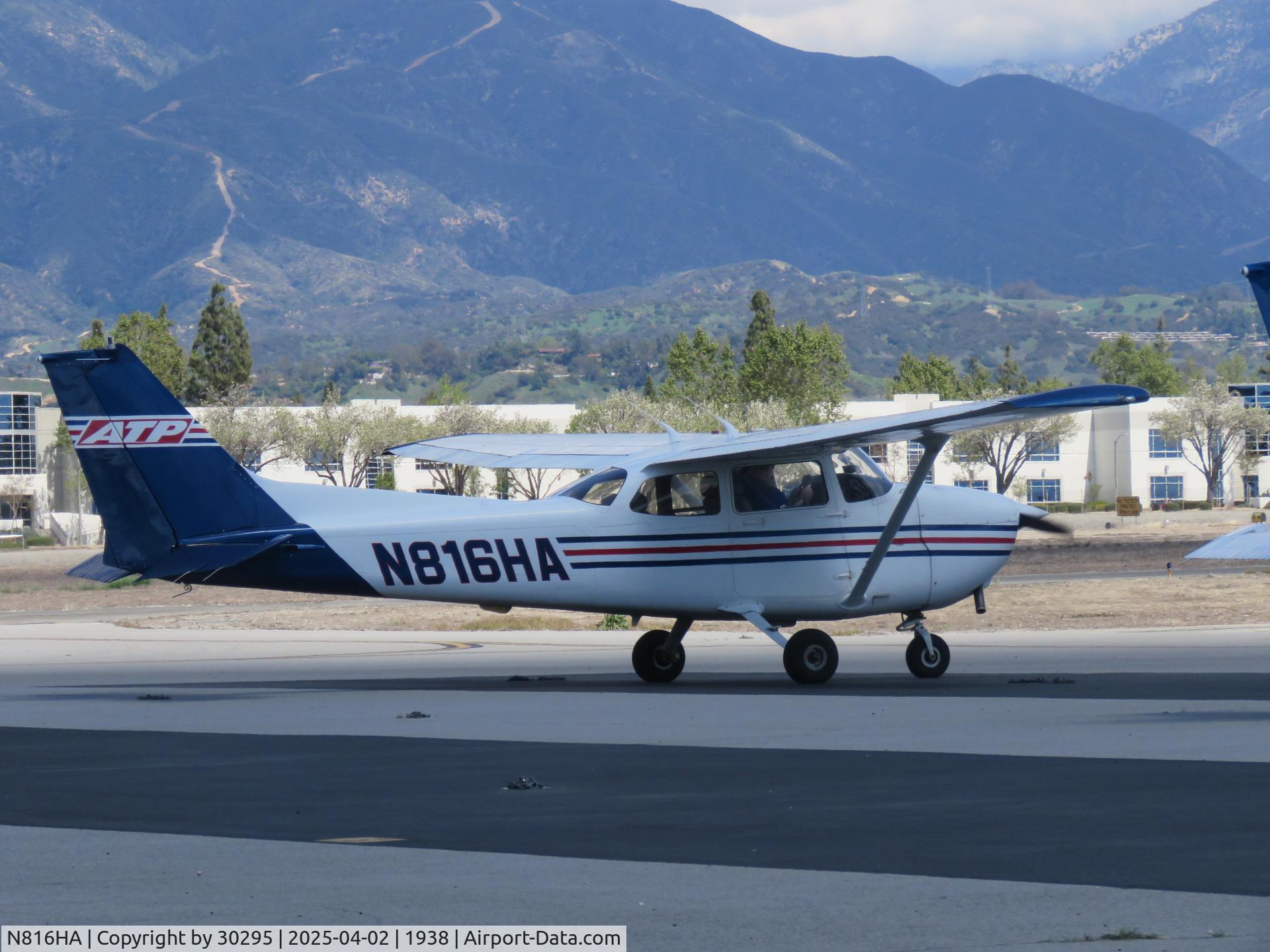 N816HA, 1999 Cessna 172R C/N 17280825, Parked
