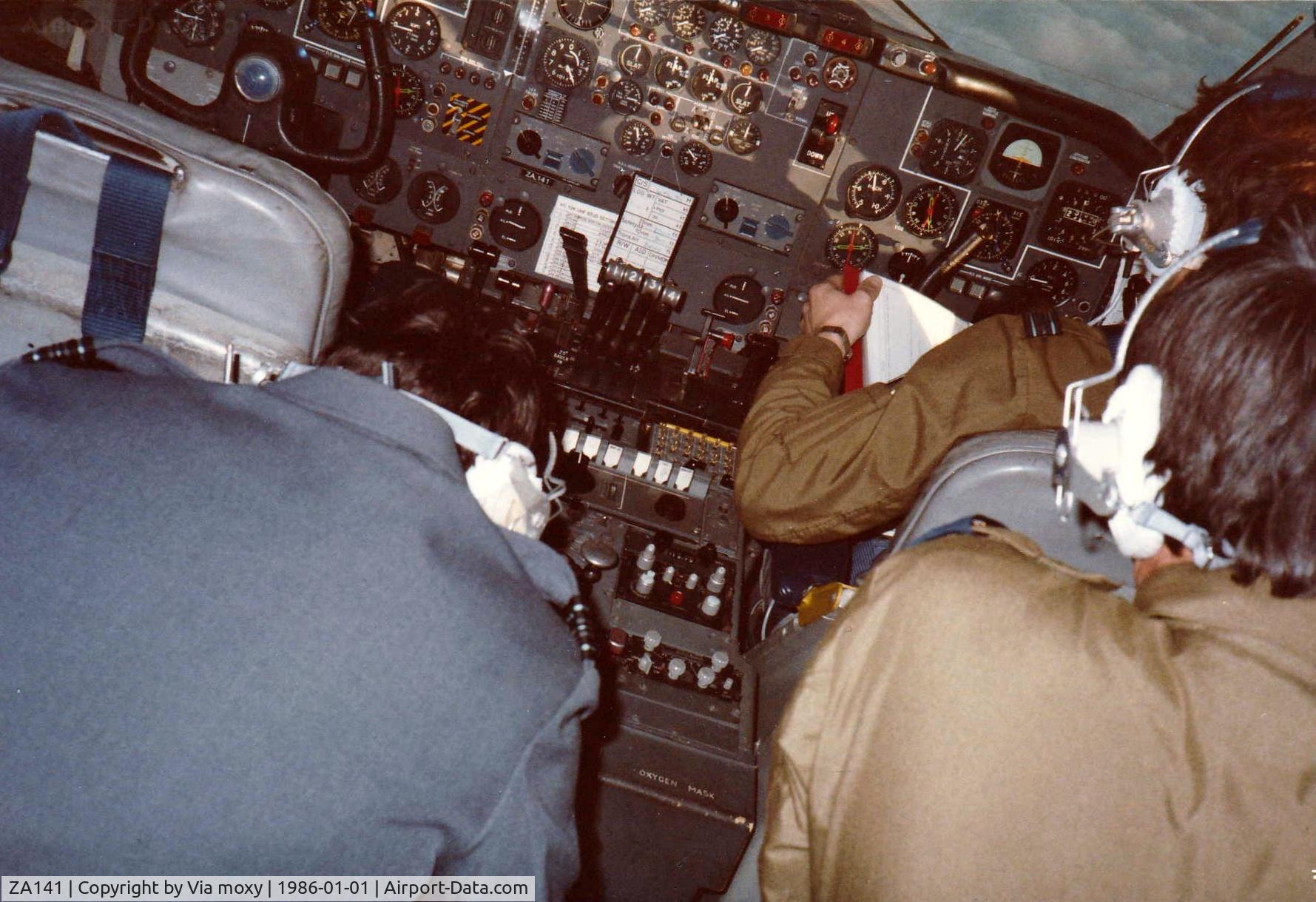 ZA141, Vickers VC10 K.2 C/N 809, Vickers VC10 K.2 cockpit view, on refuelling sortie circa 1986. Ex G-ARVG, A40-VG.