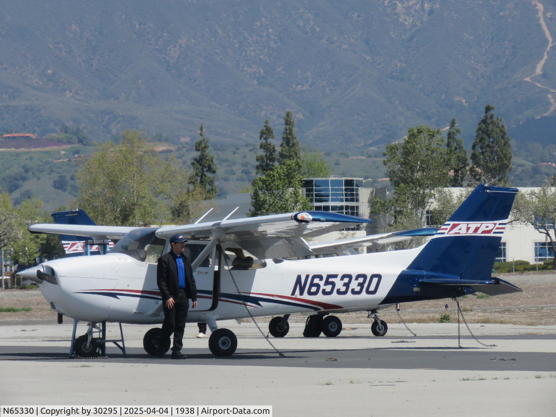 N65330, 2004 Cessna 172S C/N 172S9703, Getting ready