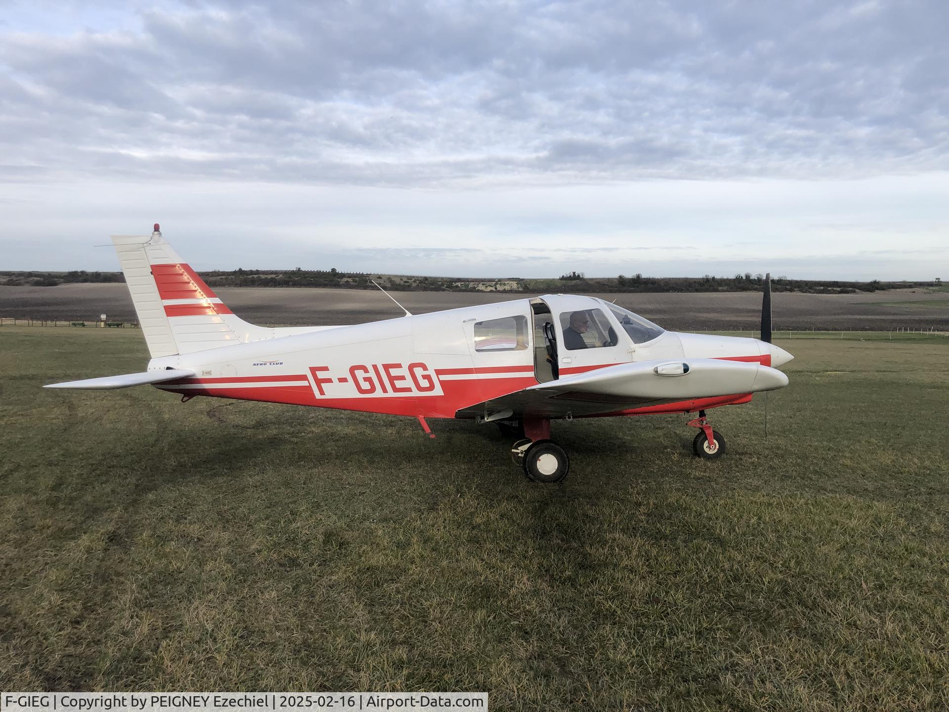 F-GIEG, Piper PA-28-161 Cadet C/N 28-41149, Avion F-GIEG après un vol, pendant une escale